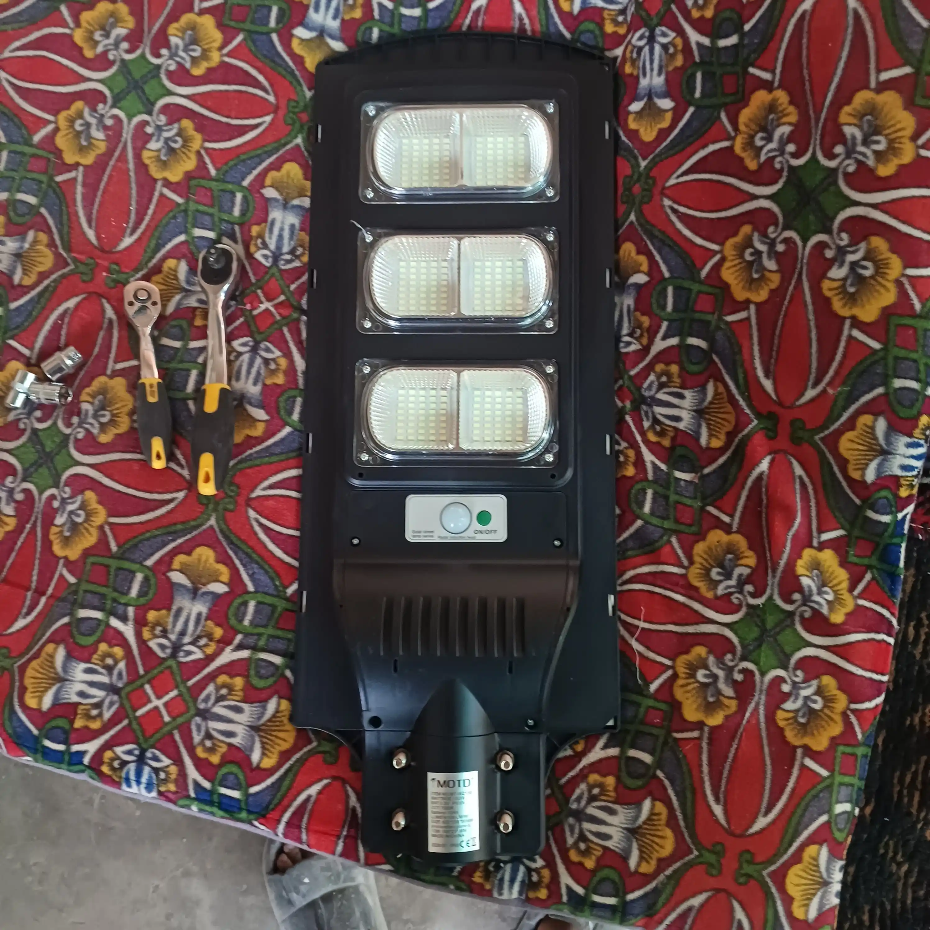 Quyosh panelli LED ko‘cha chirog‘i 100–250W, pultli, sensorli solar proyektor