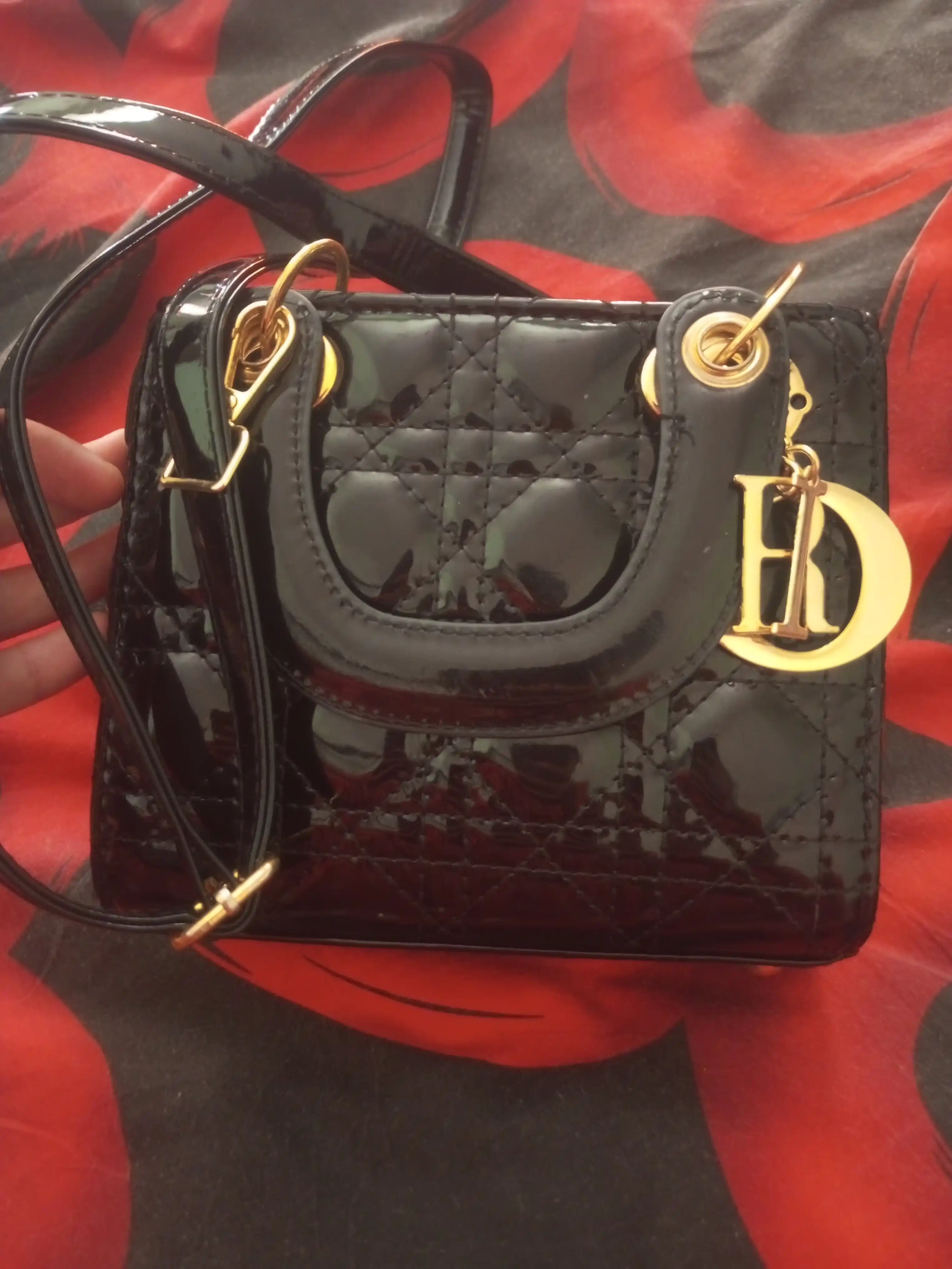 Ayollar charm sumkasi, o'ziga xos dizayn, zamonaviy uslub