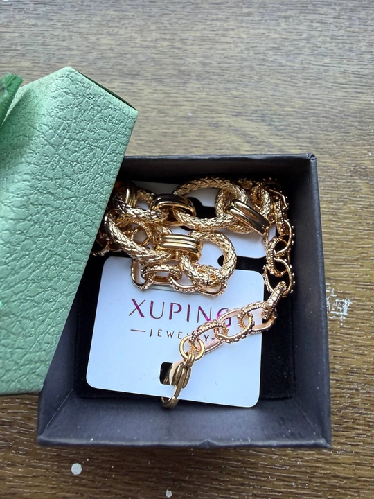 Браслеты золотистого цвета. Поставляются в коробке. Изделие бренда XUPING — стильный