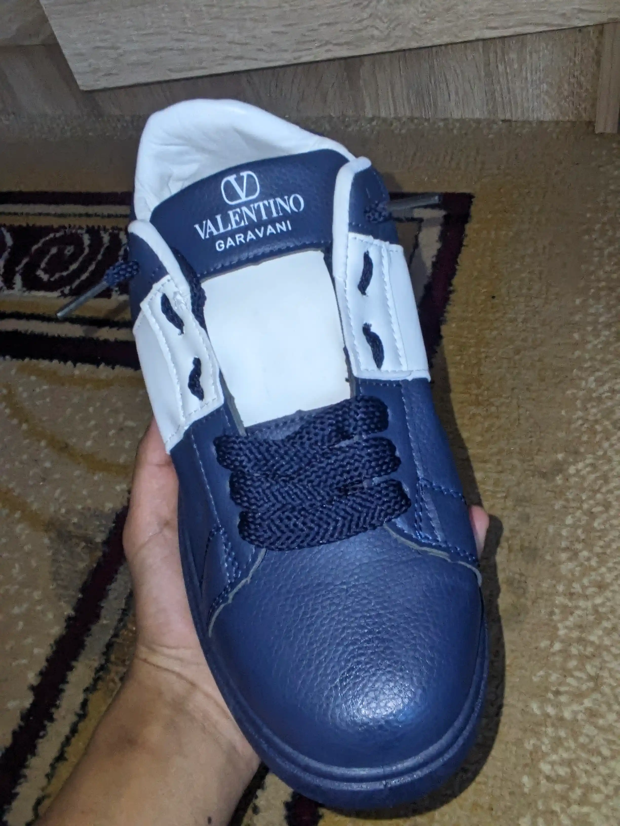 Valentino Garavani uslubidagi charm kedalari (krossovkalari)
