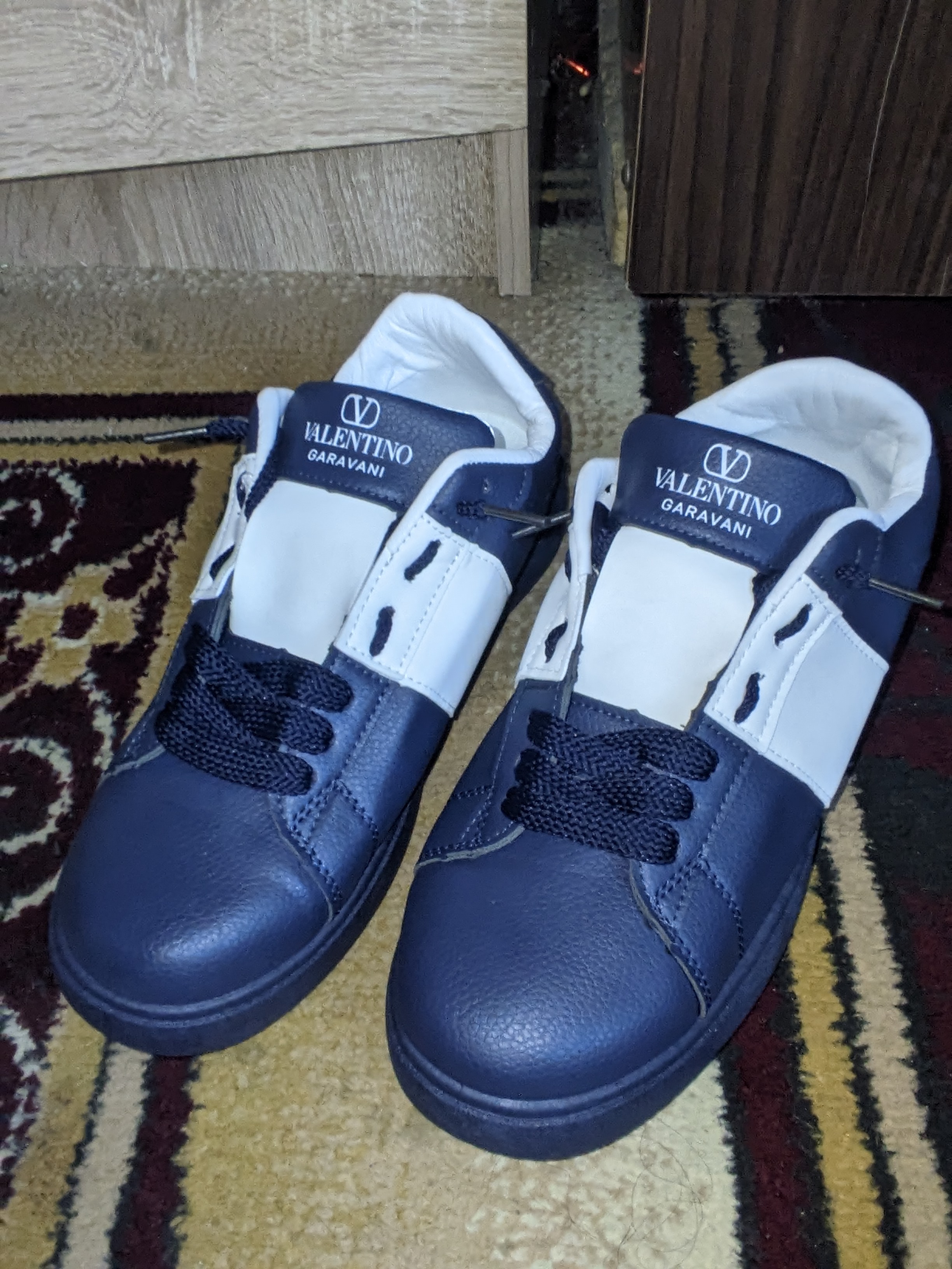 Valentino Garavani uslubidagi charm kedalari (krossovkalari)