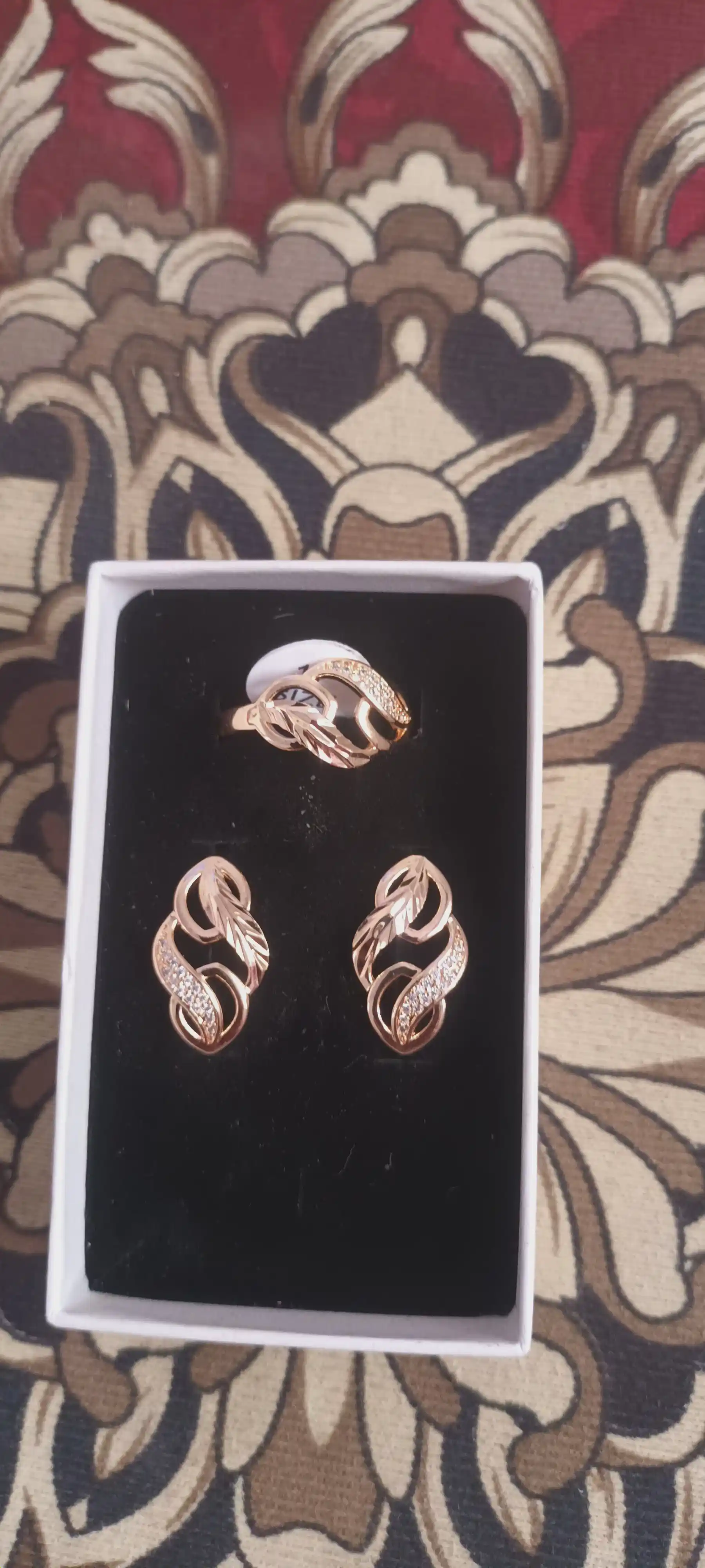 Xuping Stainless Steel taqinchoqlar to'plami: ziraklar va uzuk sovg‘a qutisida