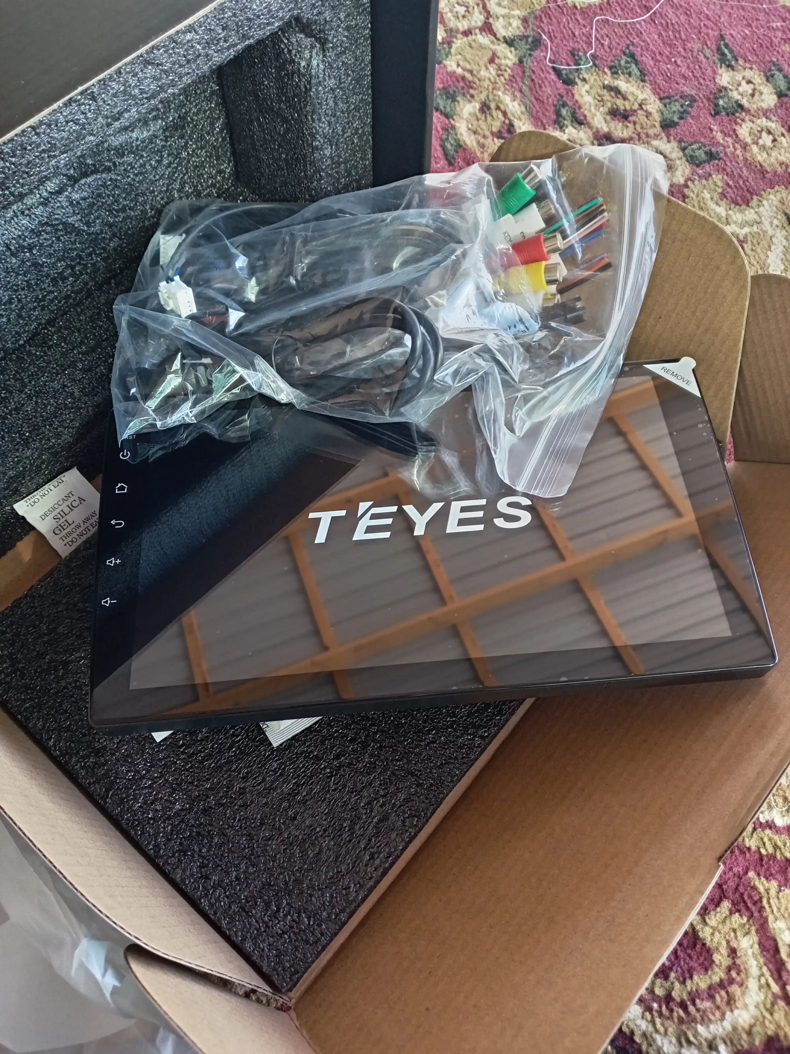 Zamonaviy va universal "Teyes CC3L" avtomobil monitori