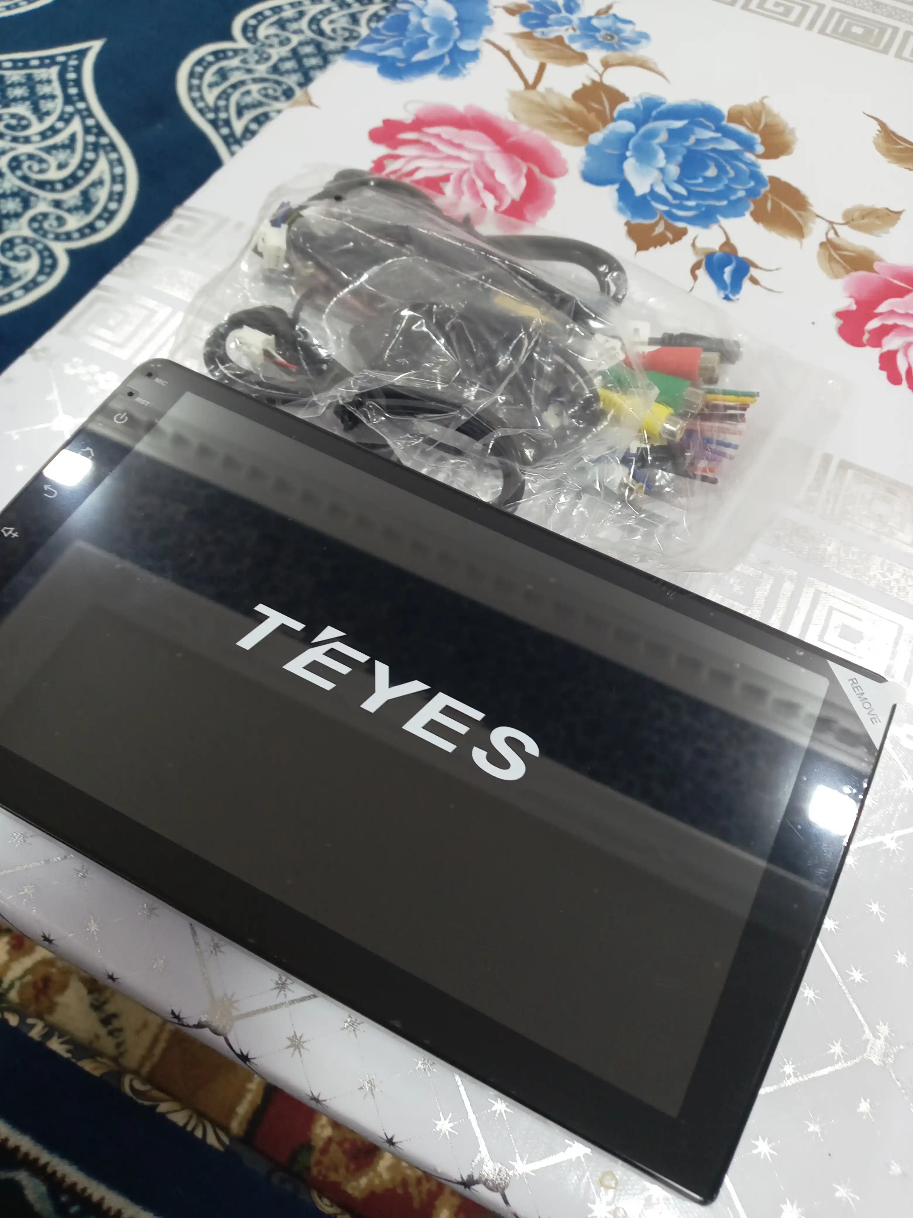 Zamonaviy va universal "Teyes CC3L" avtomobil monitori