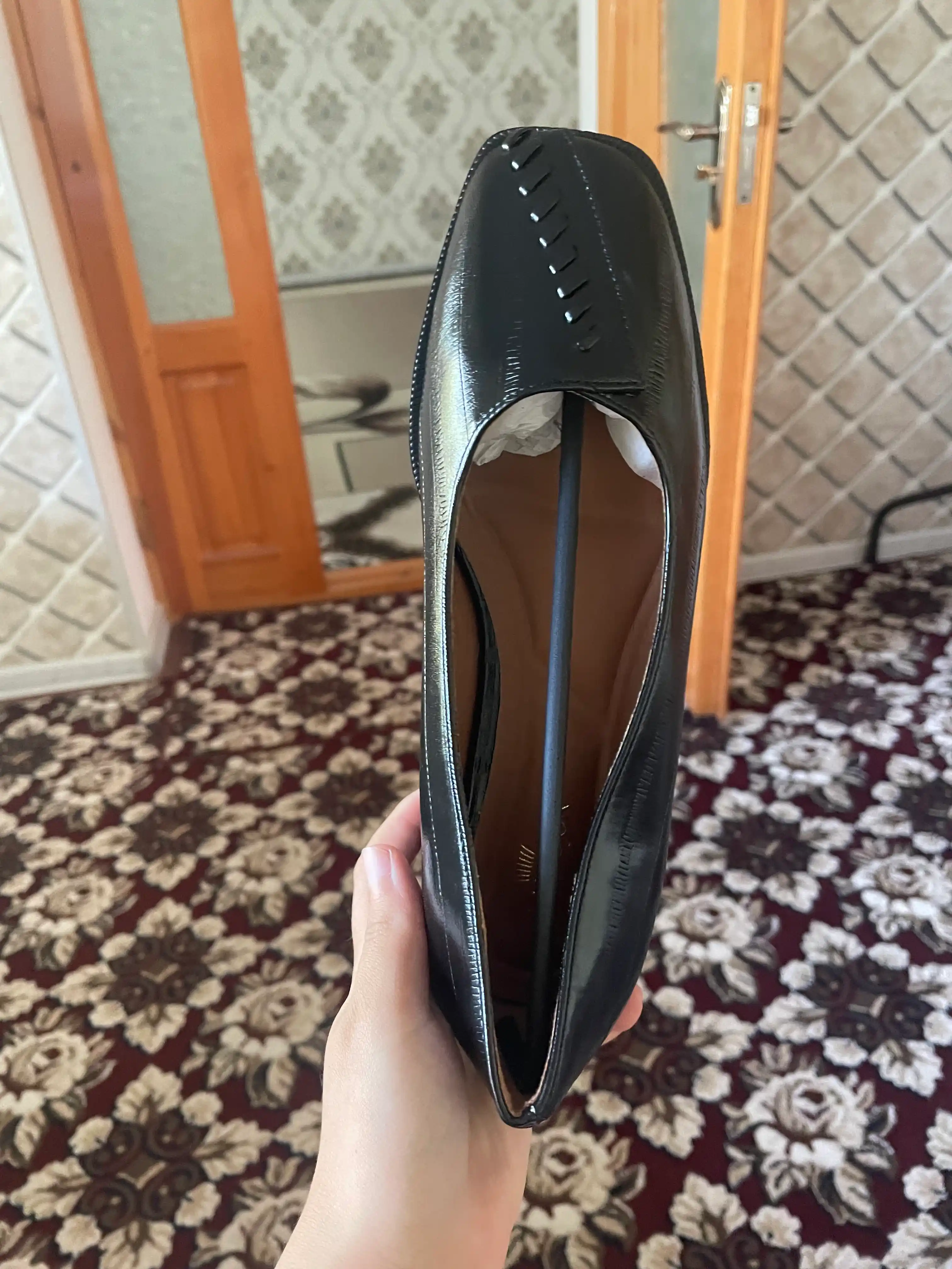 Klassik, nafis ayollar past poshnali tuflilar, baland poshnali tuflilari