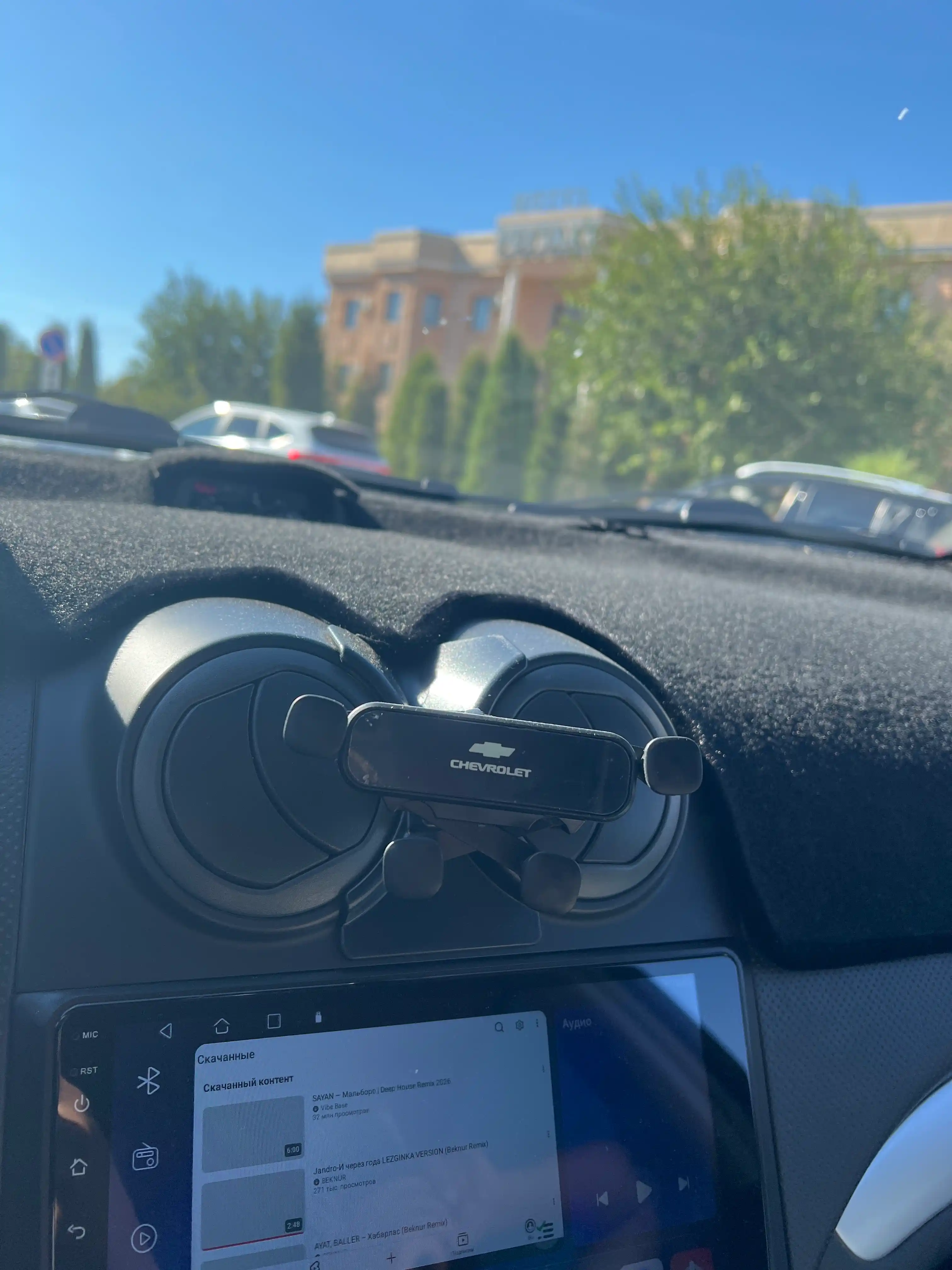 Chevrolet Nexia 3 uchun avtomobil telefon ushlagichi — gravitatsion kronshtyen