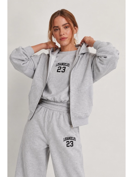 Ayollar sport kostyumi