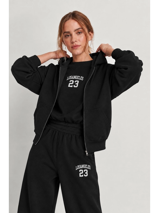 Ayollar sport kostyumi