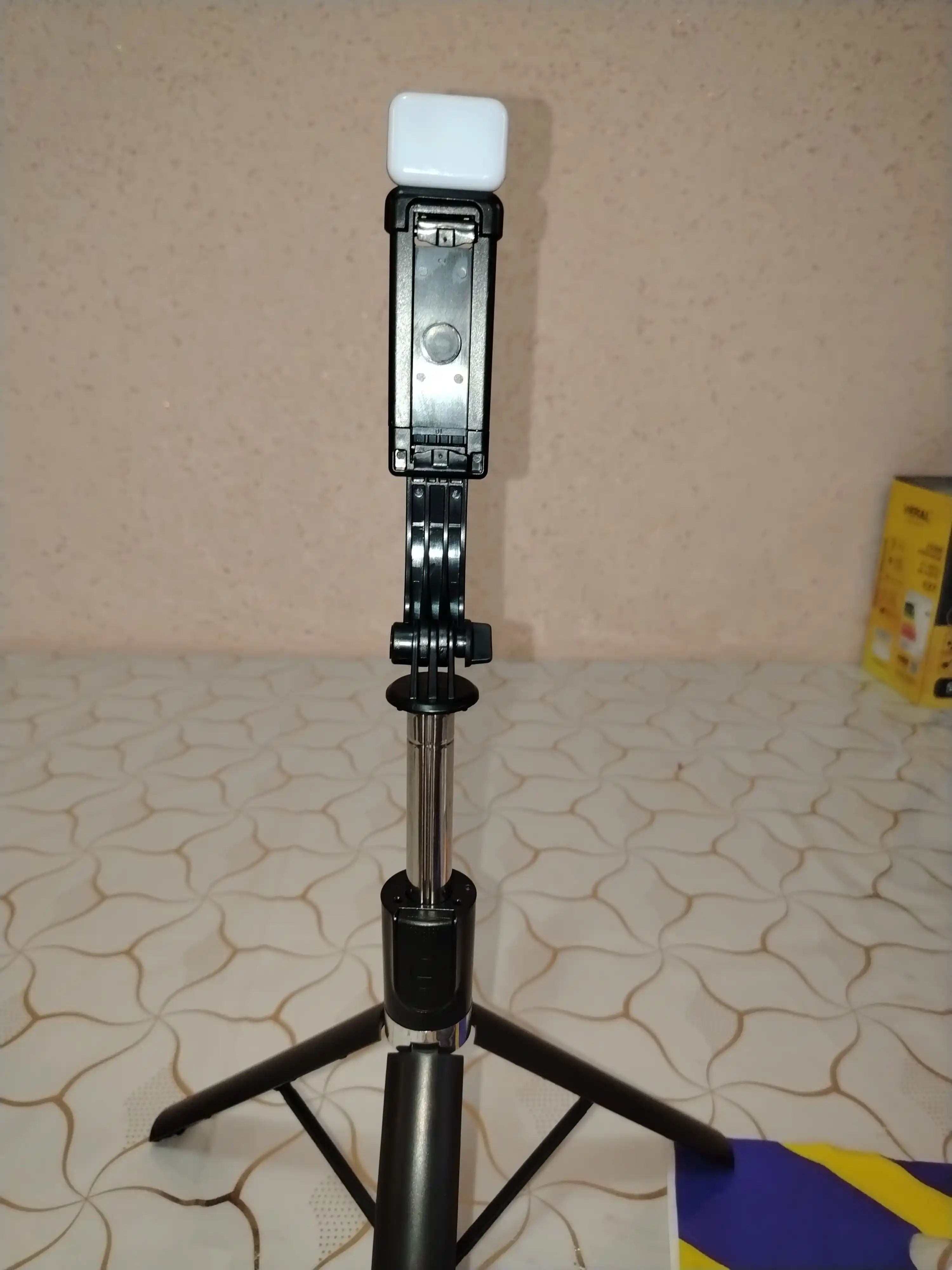 Universal 3 tasi 1 da shtativ: selfi tayoqchasi, tripod va Bluetooth pulti — foto va video