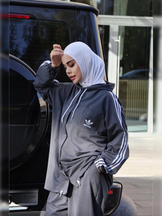Ayollar sport kostyumi, kapyushonli, tugmali keng fason, ikki ip