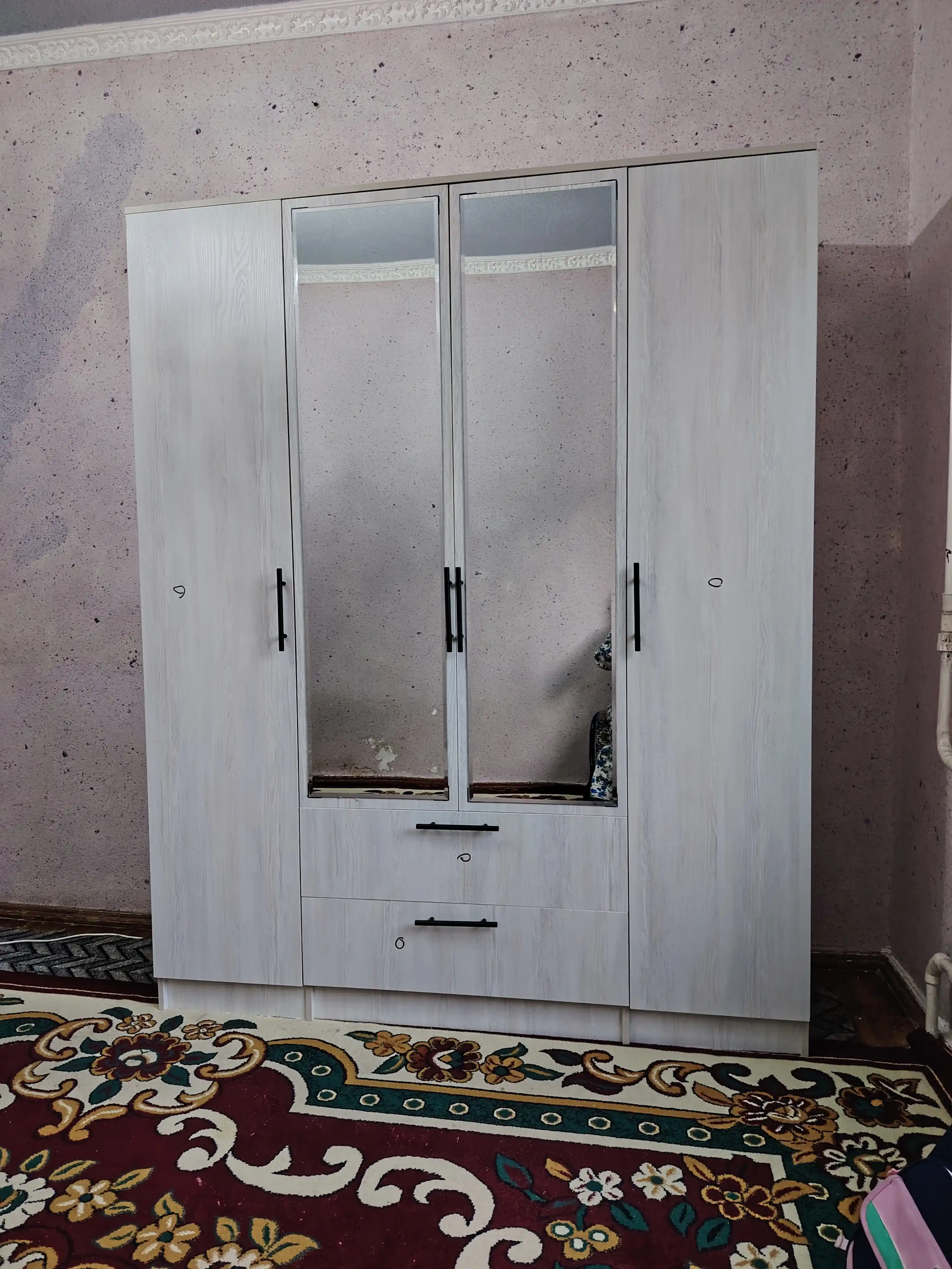 Шкаф-купе для одежды с зеркалами и ящиками для хранения