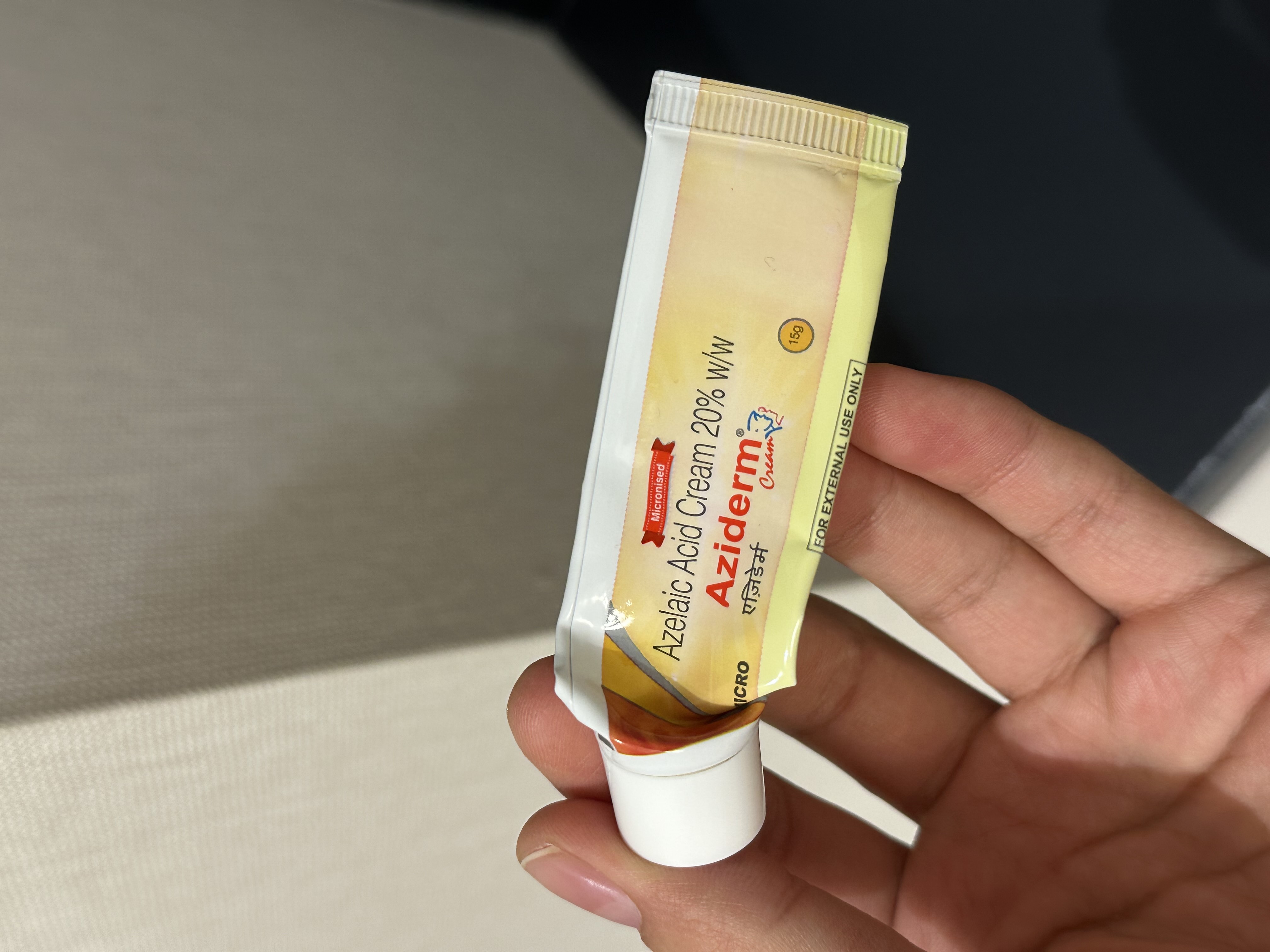 Aziderm 20% krem, 15 g — terini tozalash va silliqlash uchun azelayin formulali krem