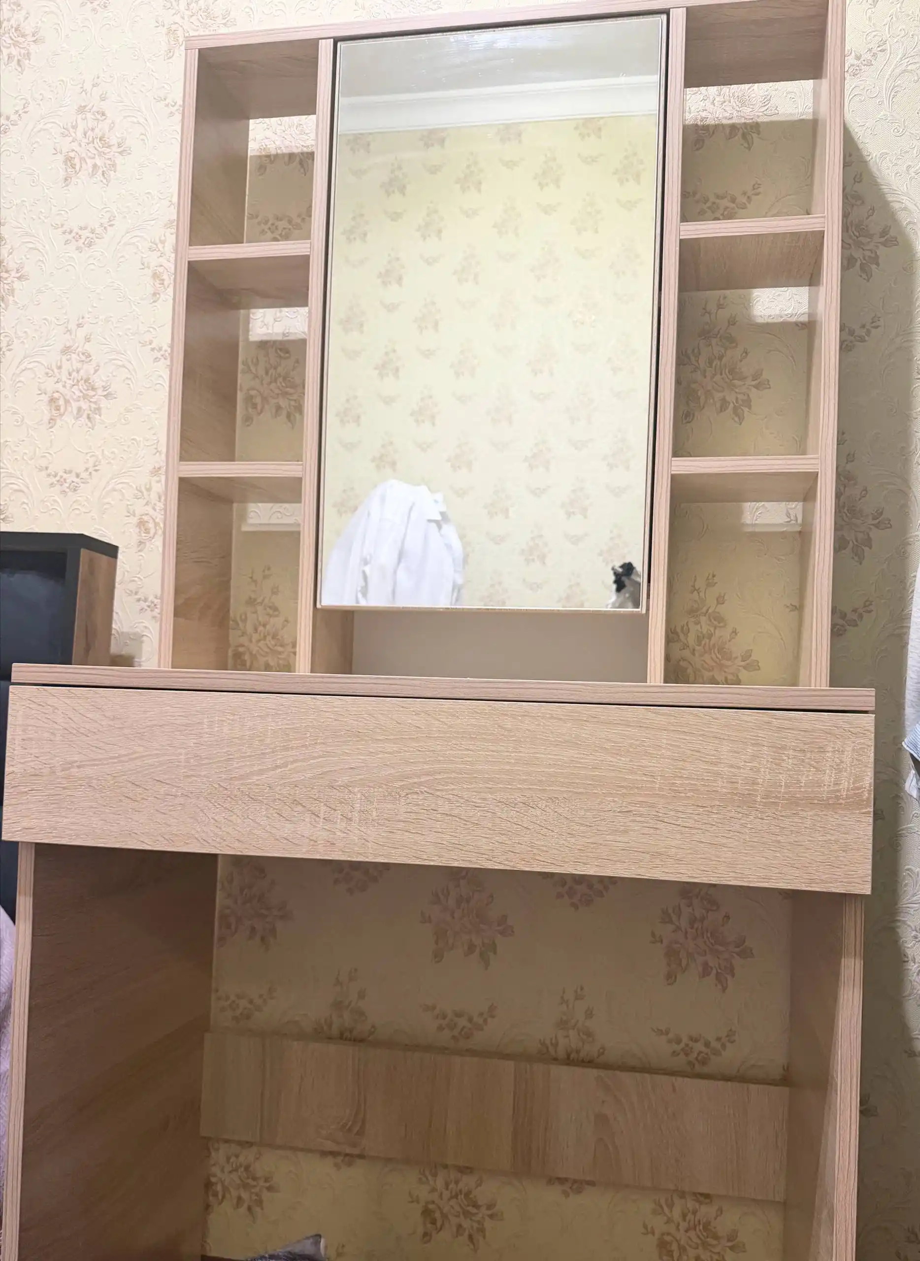 Туалетный столик с зеркалом