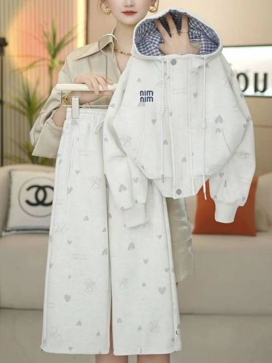 Qizlar uchun sport kostyumi - 