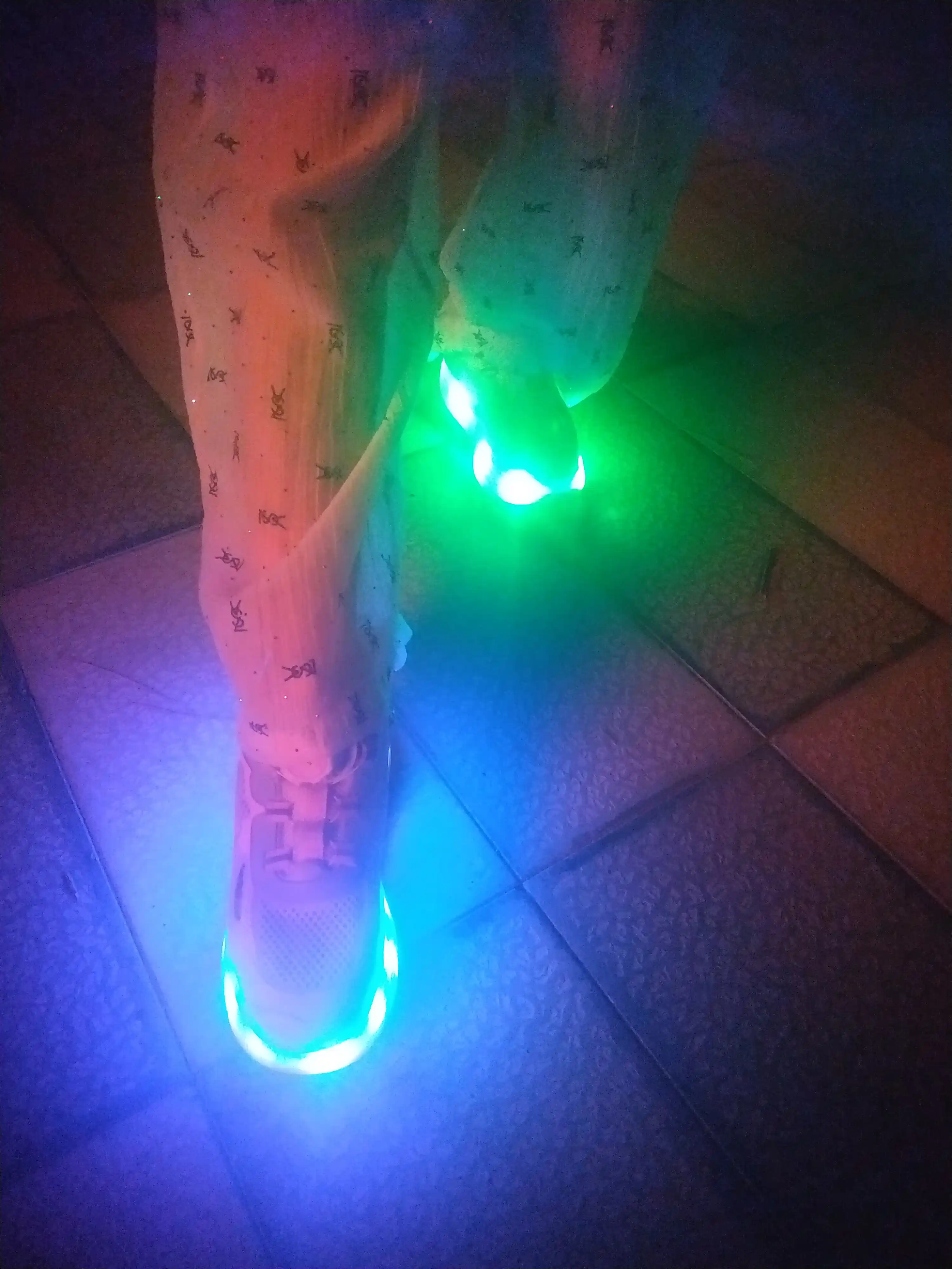 LED yoritgichli, yechiladigan g‘ildirakli rolikli krossovkalar bolalar uchun