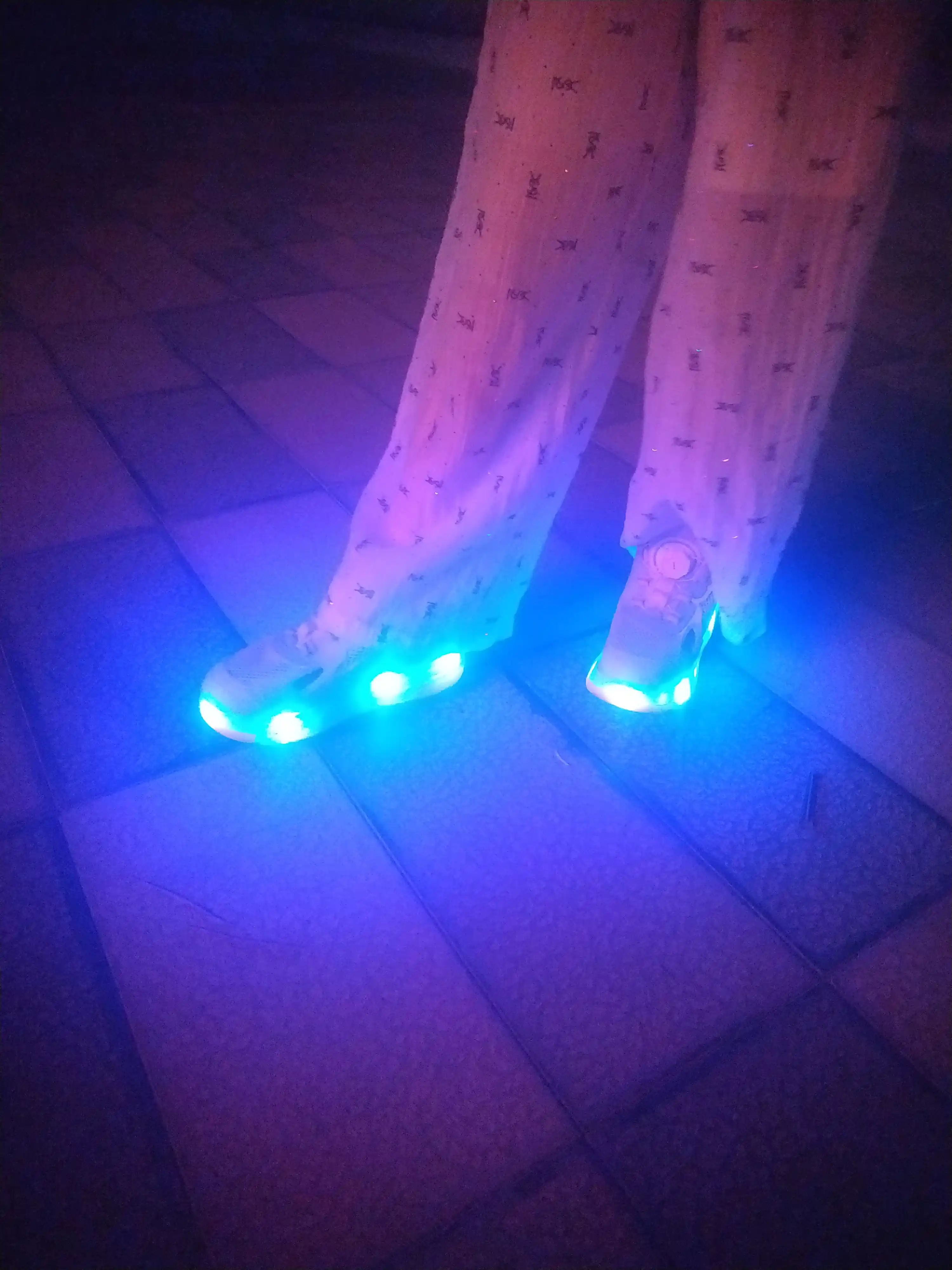 LED yoritgichli, yechiladigan g‘ildirakli rolikli krossovkalar bolalar uchun