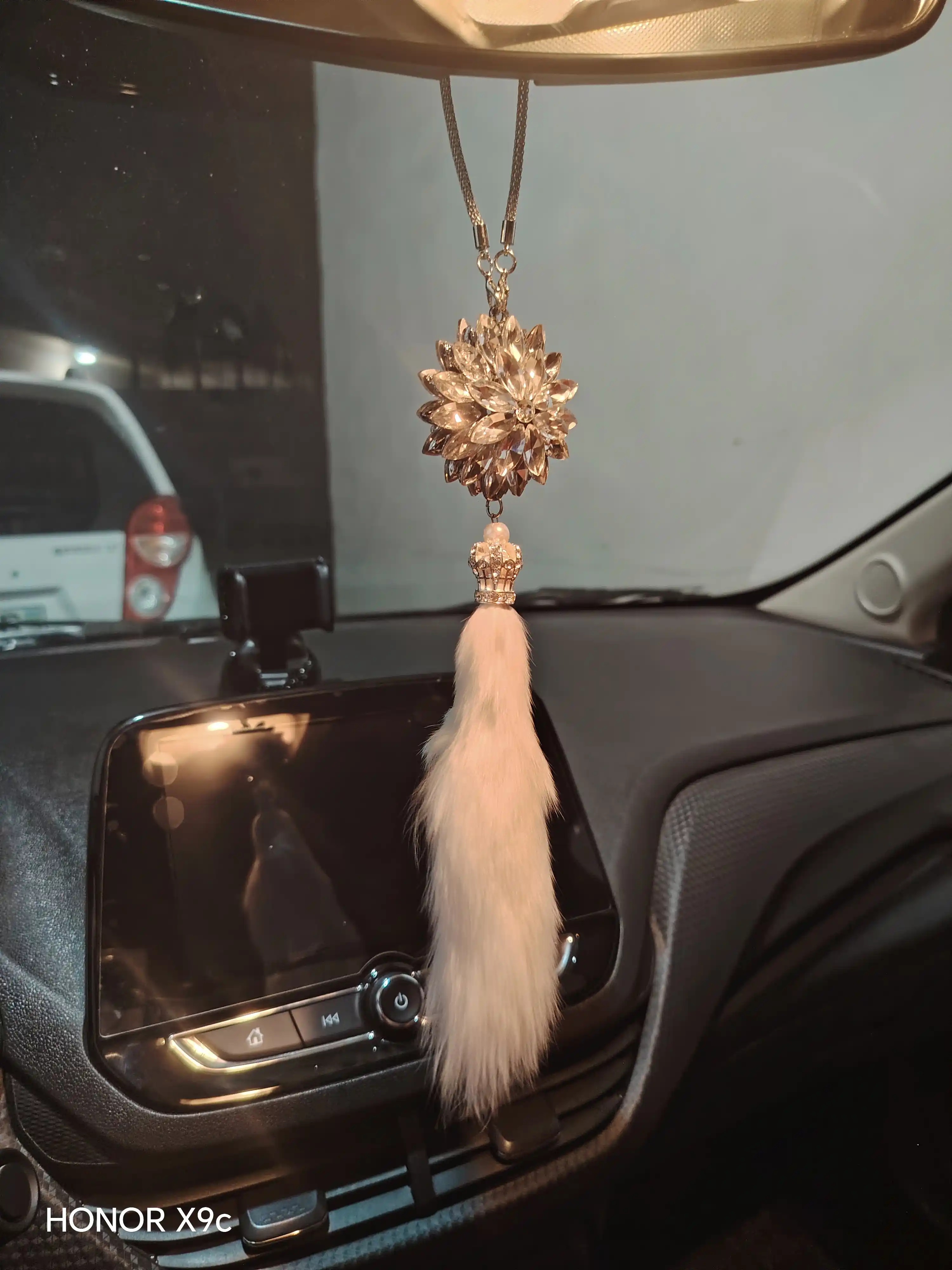 Авто брелок в форме короны с мягким помпоном, 3 цвета