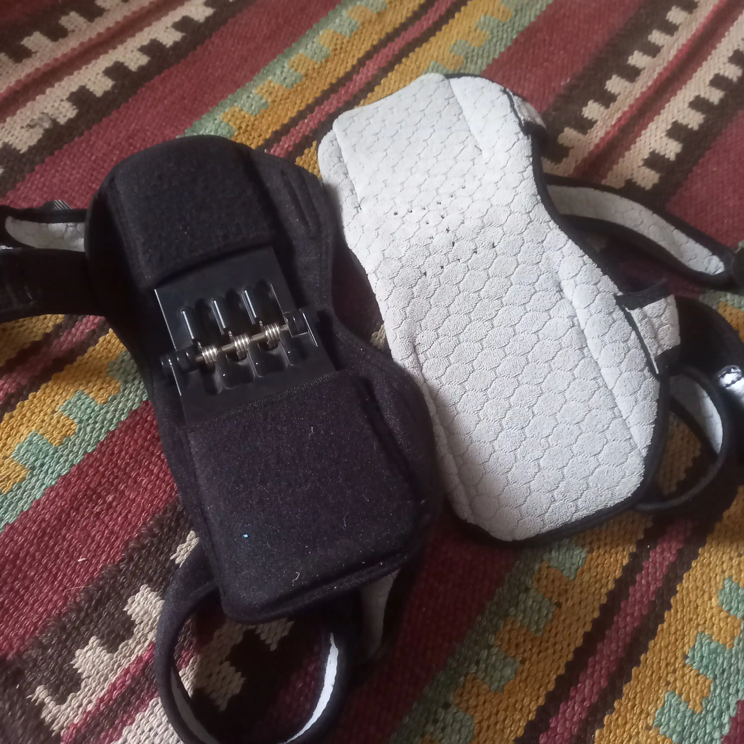 Tizza og'riqlari, bo'g'inlariga yordamchi stabilizatorlari Power Knees Defender