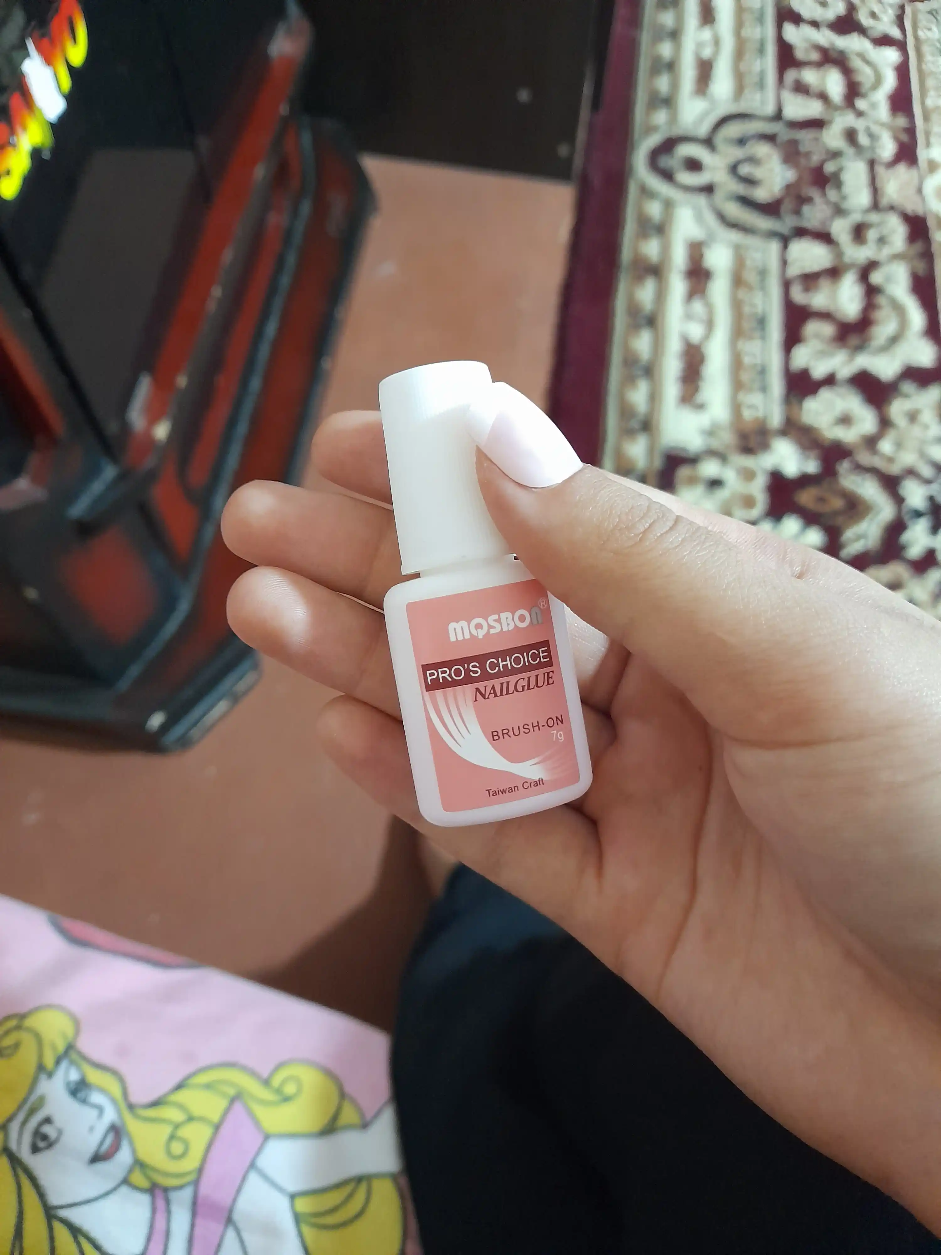Ulama tirnoqlar uchun rangsiz yelim ,cho'tkasi bilan