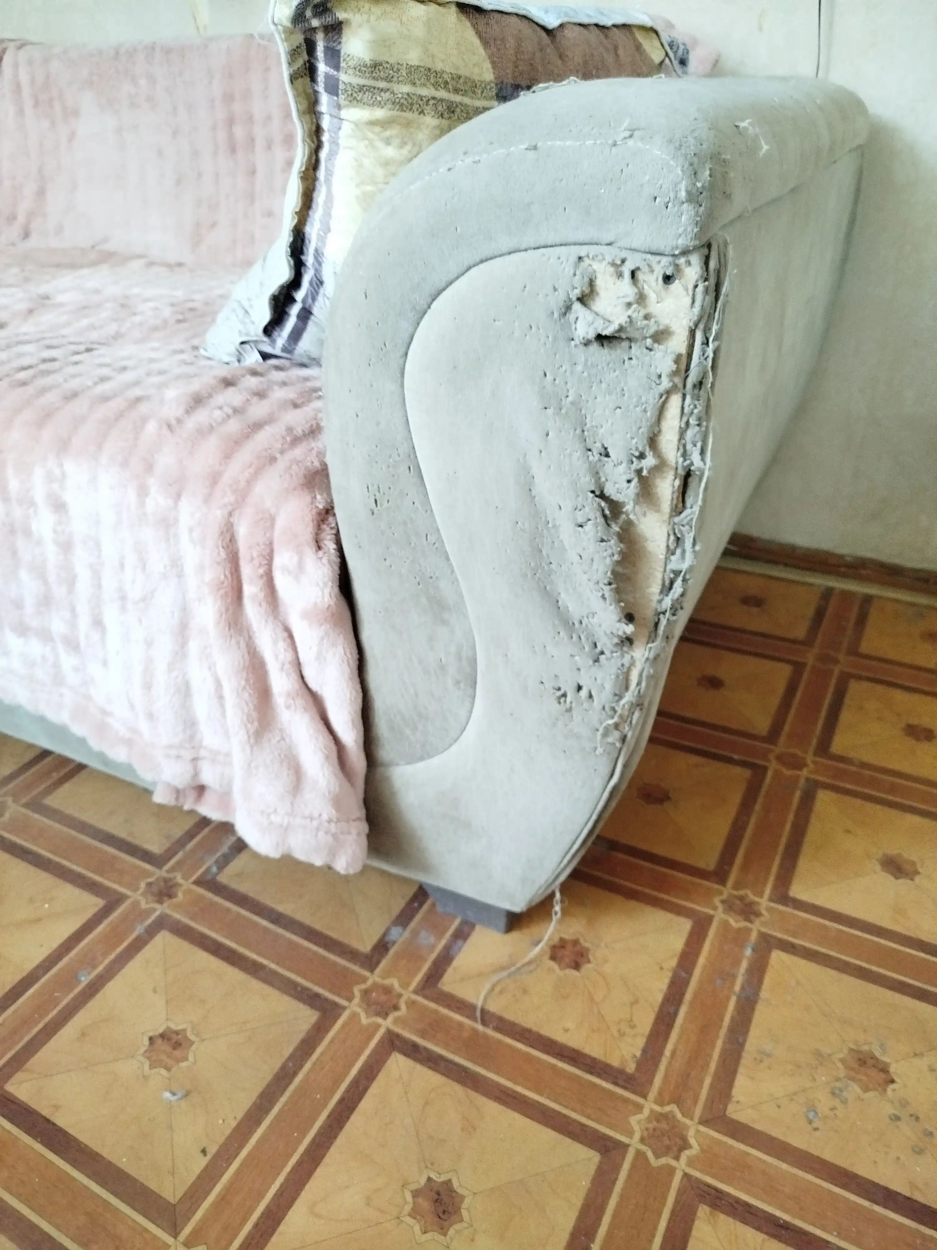 Tirnoq ustuni gilam, yopishqoq, har xil ranglarda