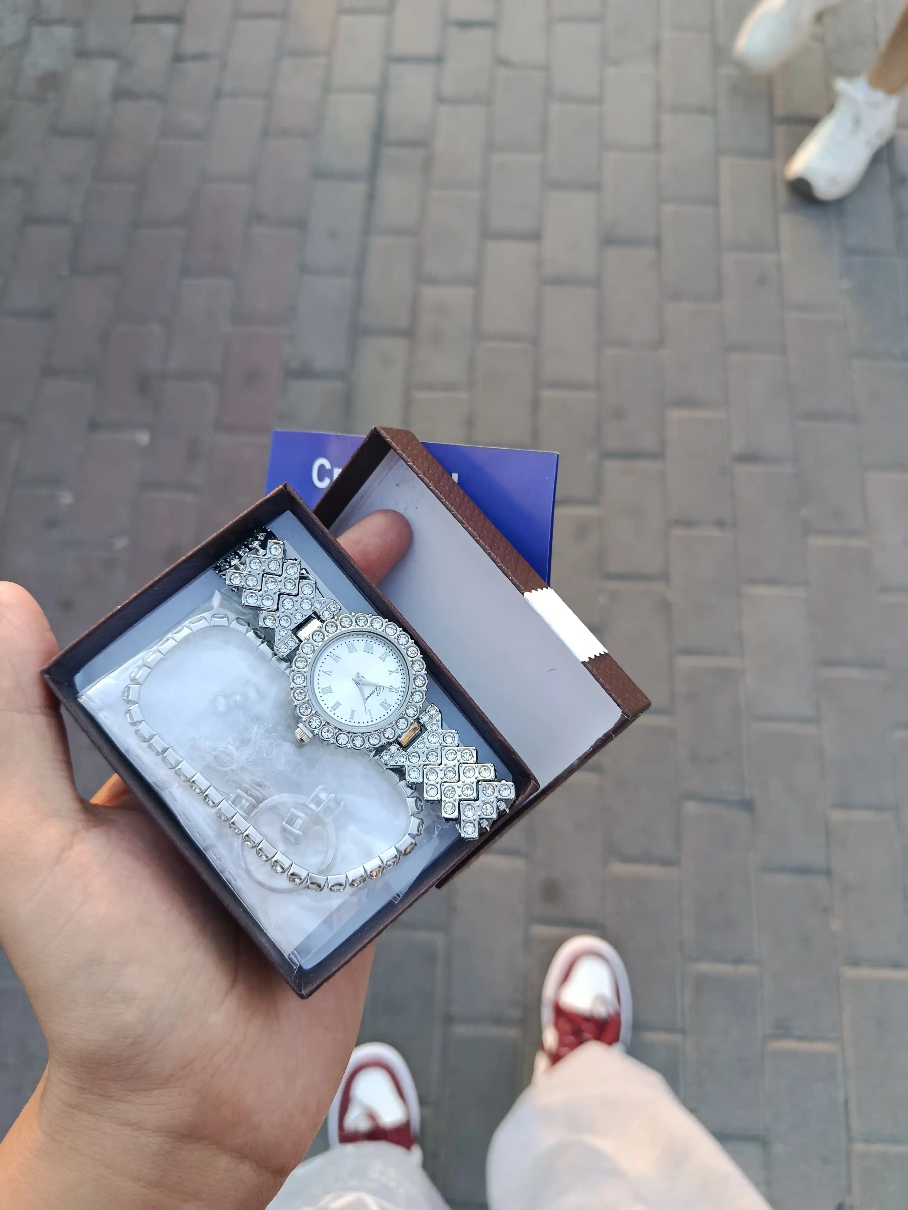 Ayollar uchun sovg'a 5 tasi 1 da - soat, bilaguzuk, sirg'a, zanjir va uzuk