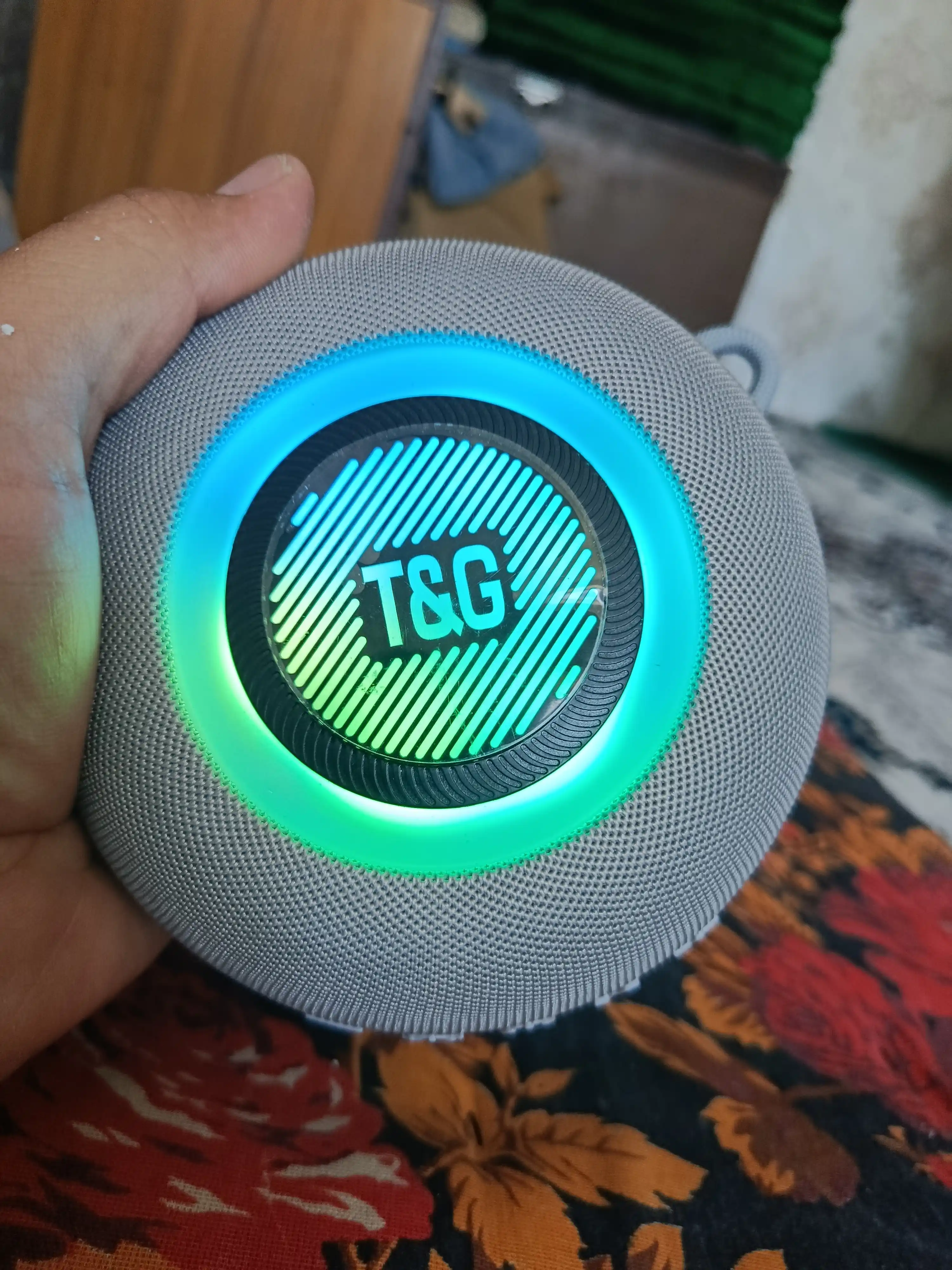 Kolonka simsiz, portativ akustika tizimi, RGB yoritgich bilan, Bluetooth