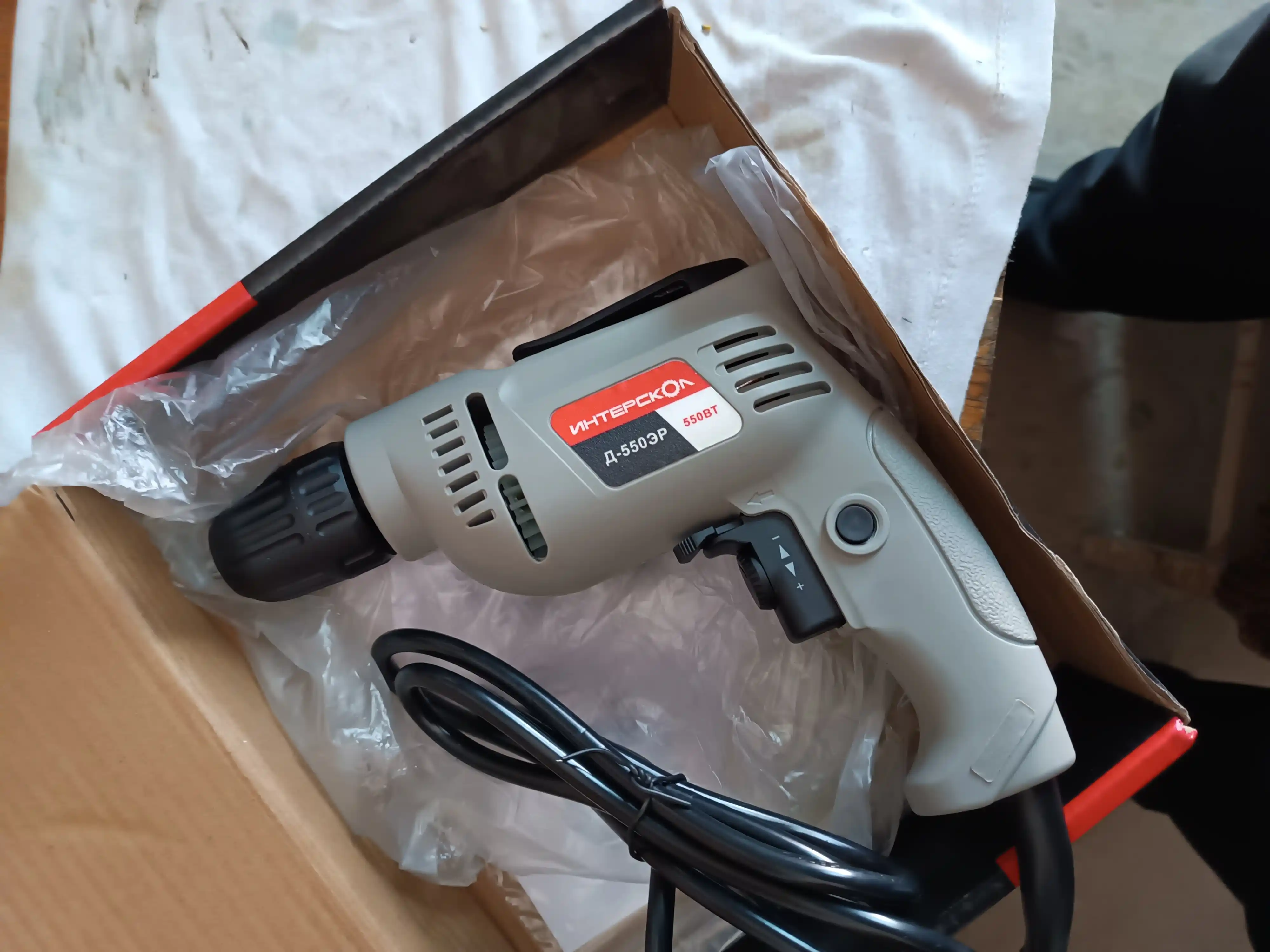 550 Vt quvvatli, 2 tezlikli, sozlanadigan elektr zarbali drel