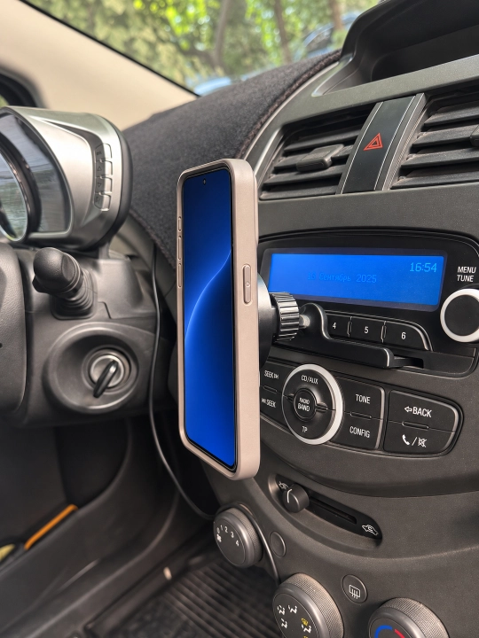 Avtomobil radiosining CD uyasi uchun universal magnit telefon ushlagichi