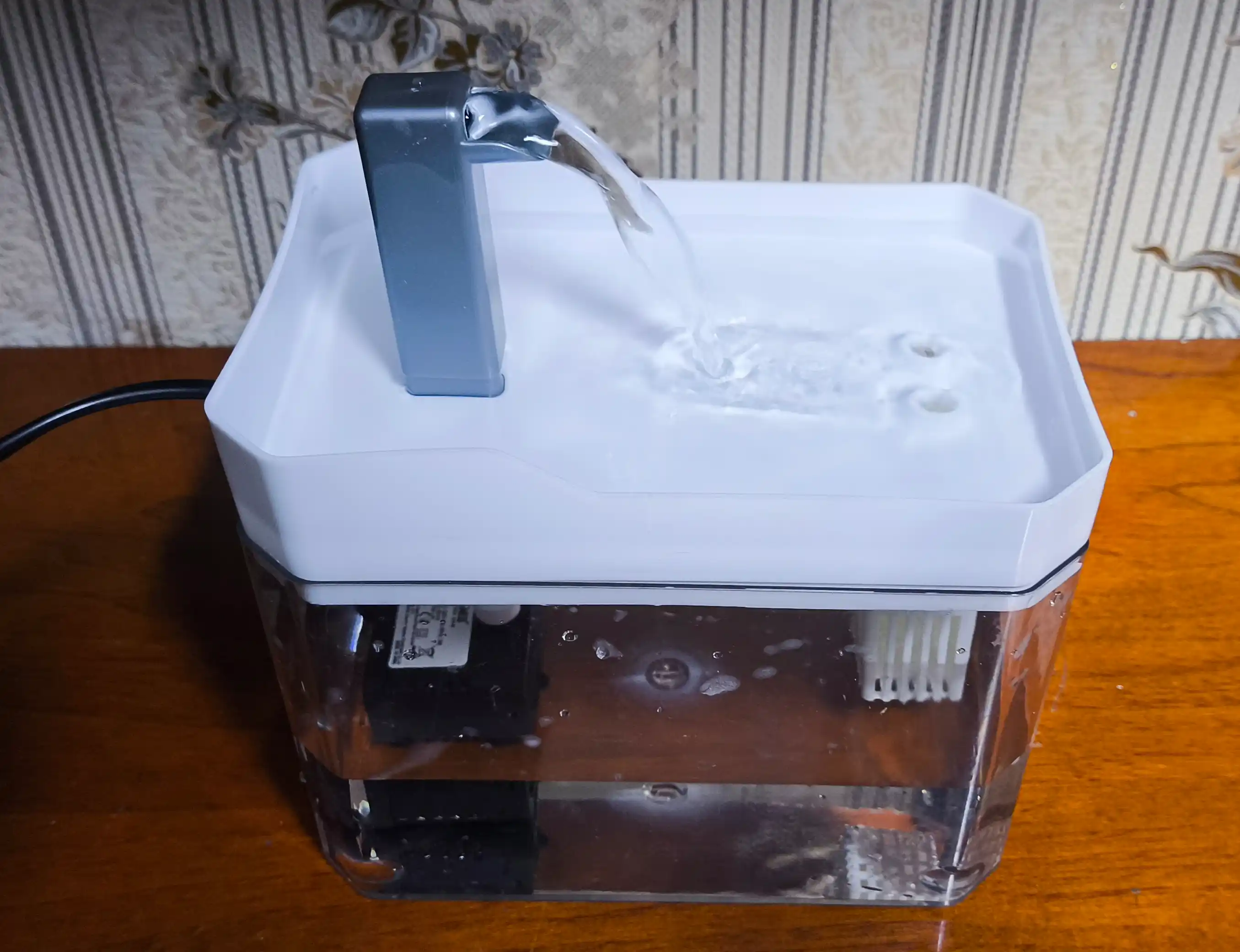 Mushuklar va kichik zotli itlar uchun avtomatik suv favvorasi va filtrlash tizimi bilan