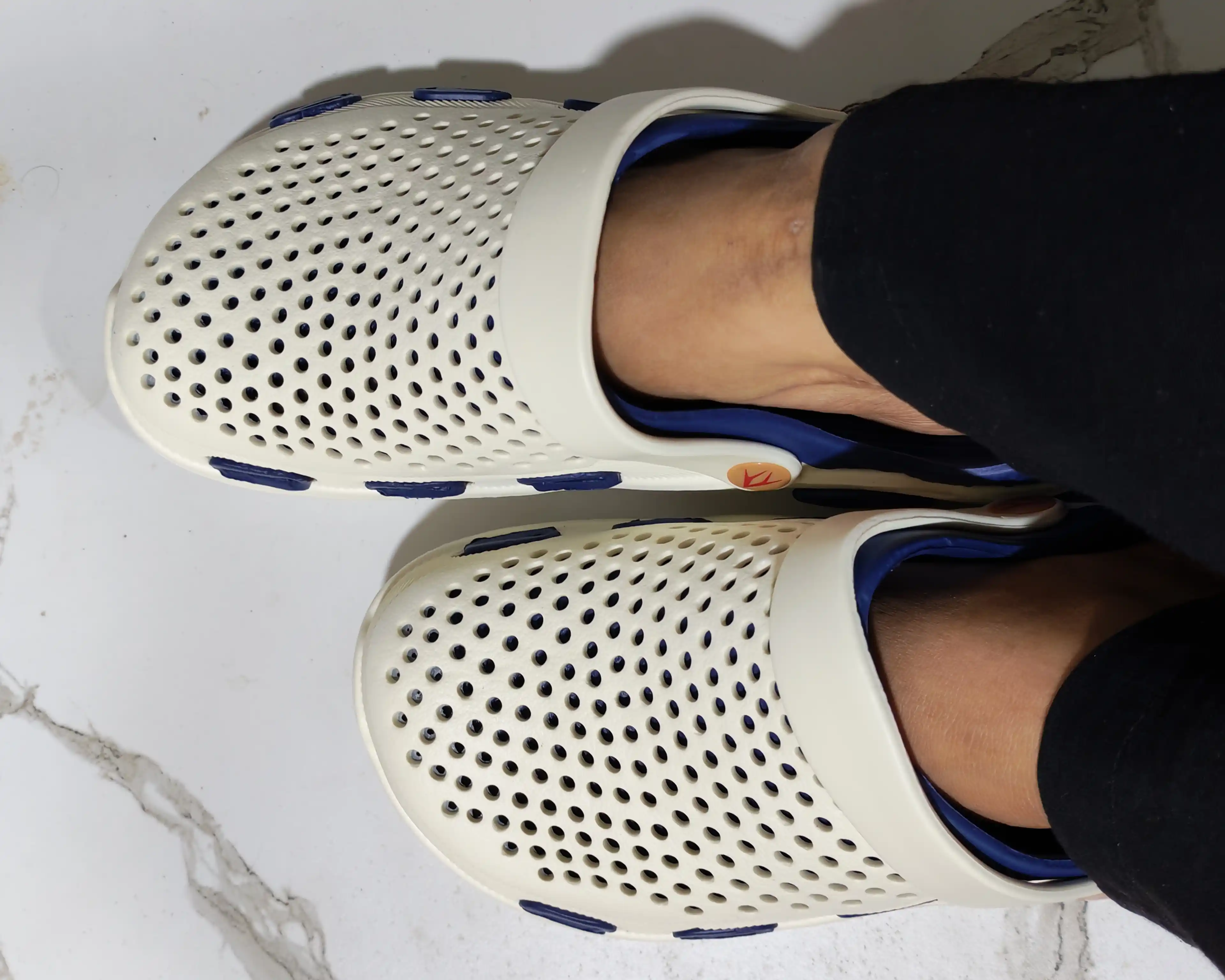 Ayollar uchun yengil EVA klog shippaklari Crocs uslubida