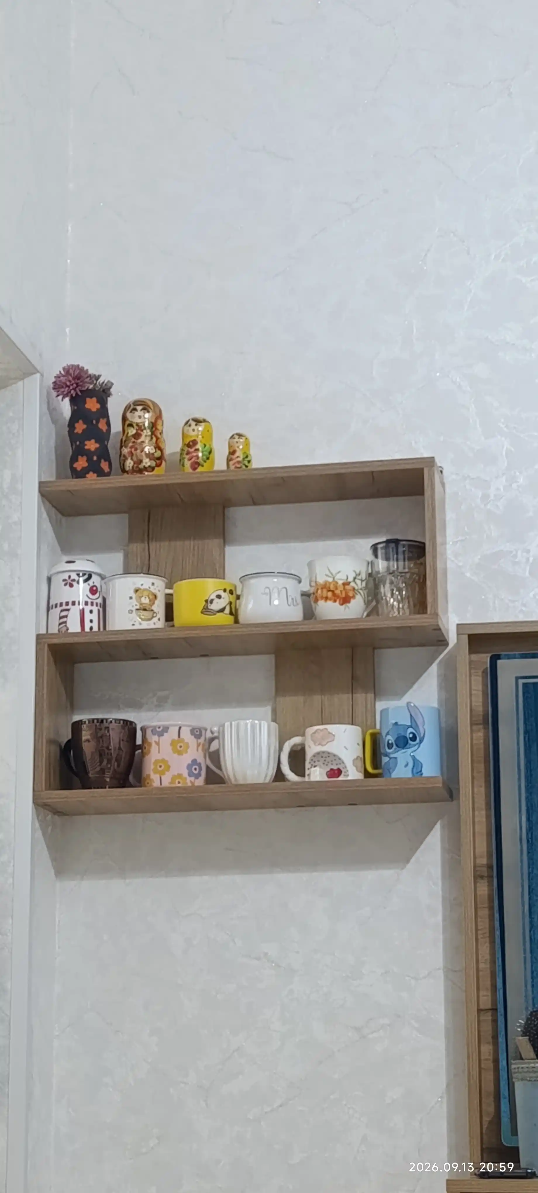 Kitoblar, gullar, dekorativ buyumlar, uy va ofis uchun zamonaviy devor javoni