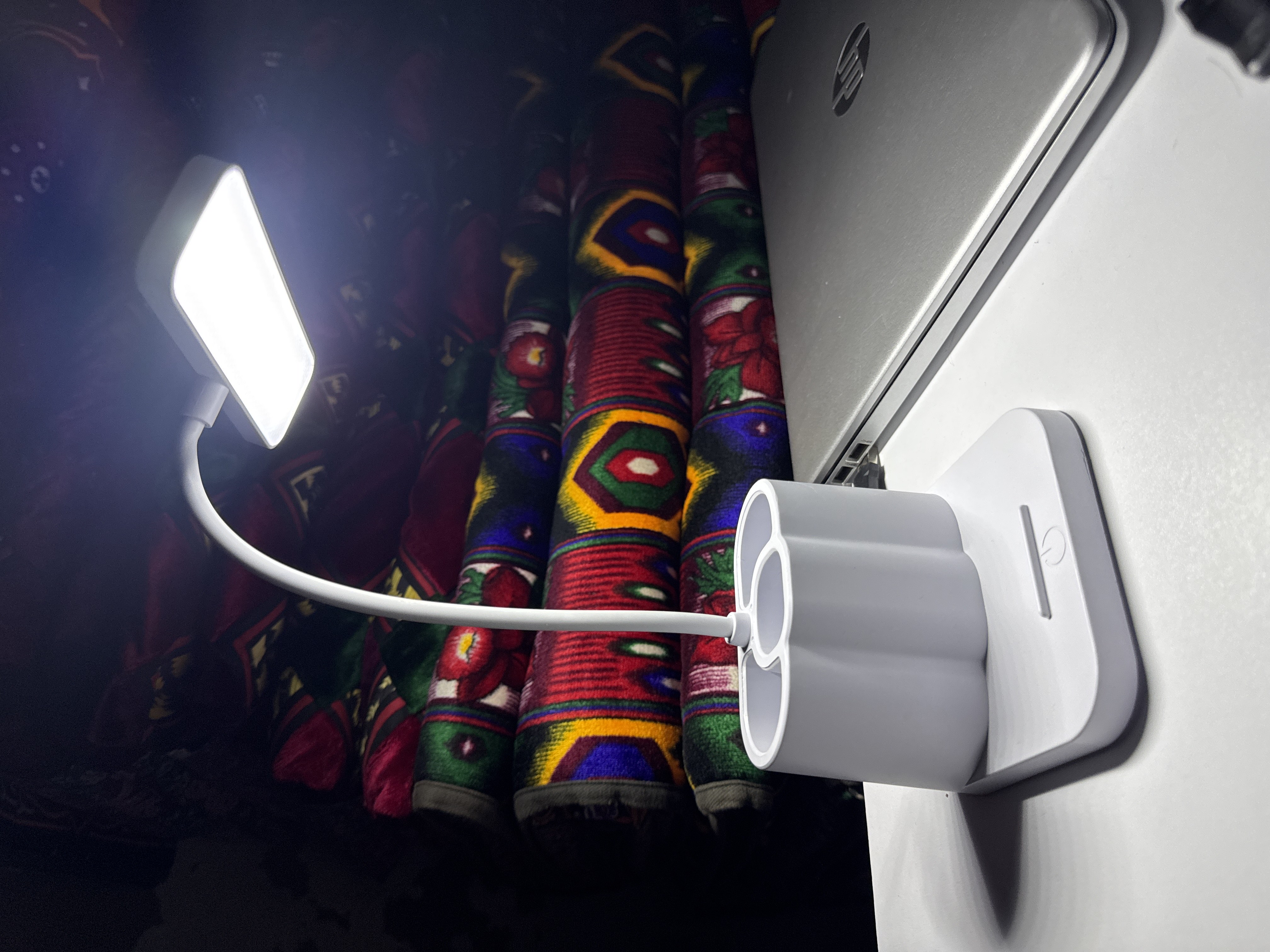 Akkumulyatorli LED stol lampasi, sensorli, yorqinlikni sozlash va USB bilan, organayzer