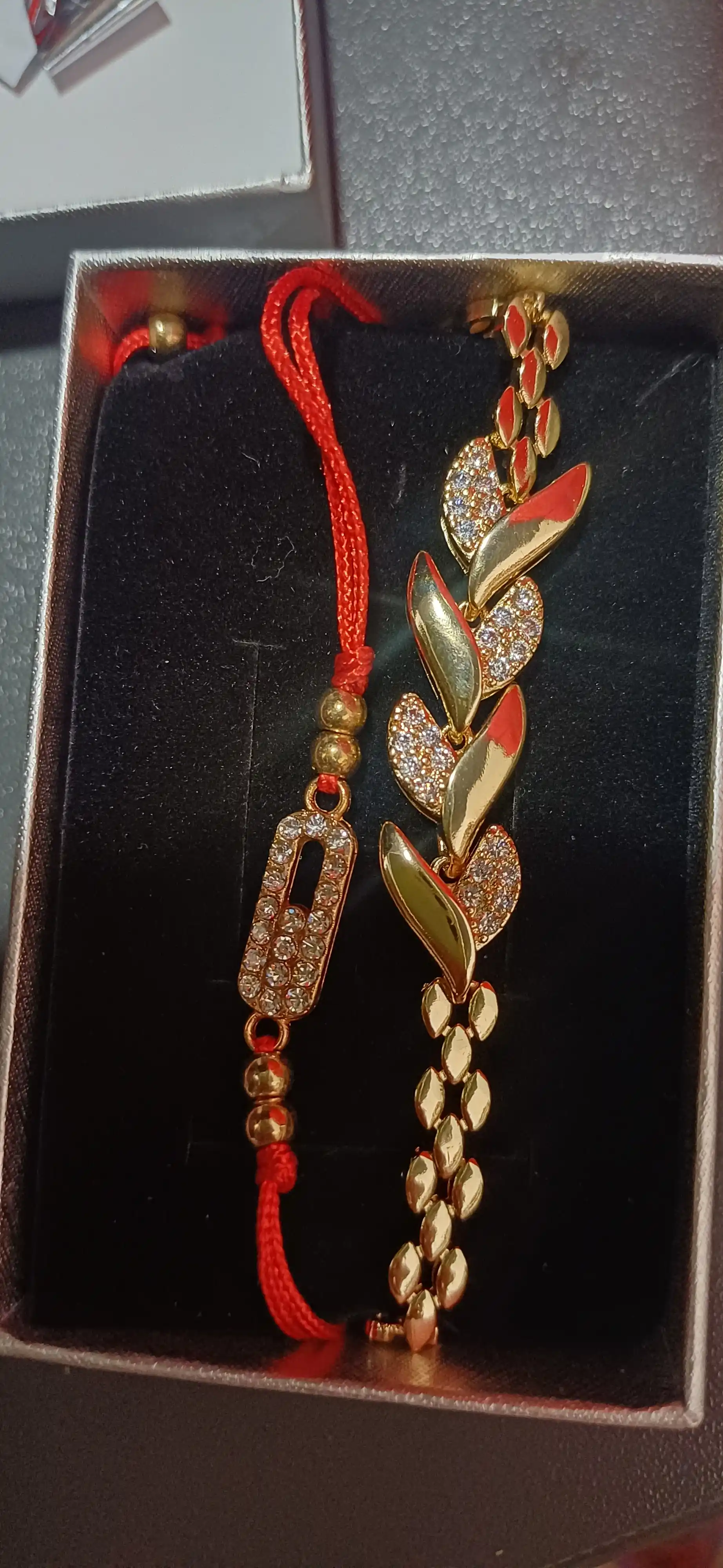 Ayollar bilaguzugi, o‘lchamsiz, keng
