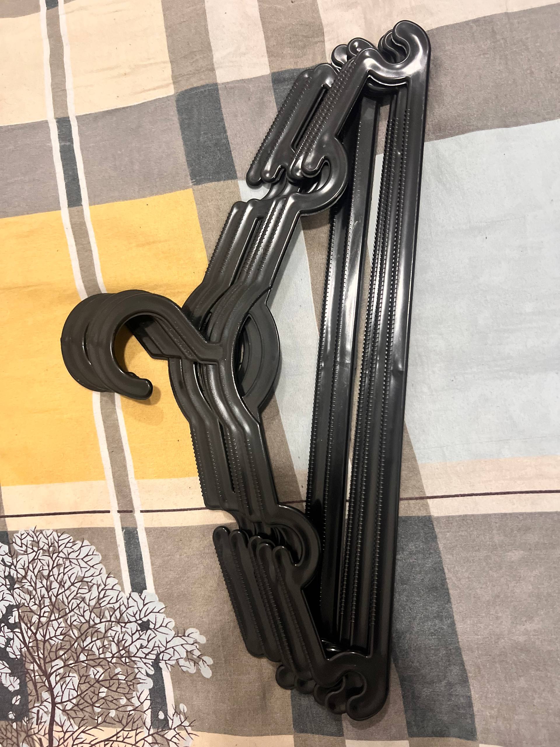 Ustki kiyim va shimlar uchun veshalkalar, plastmassa, tishli veshalka