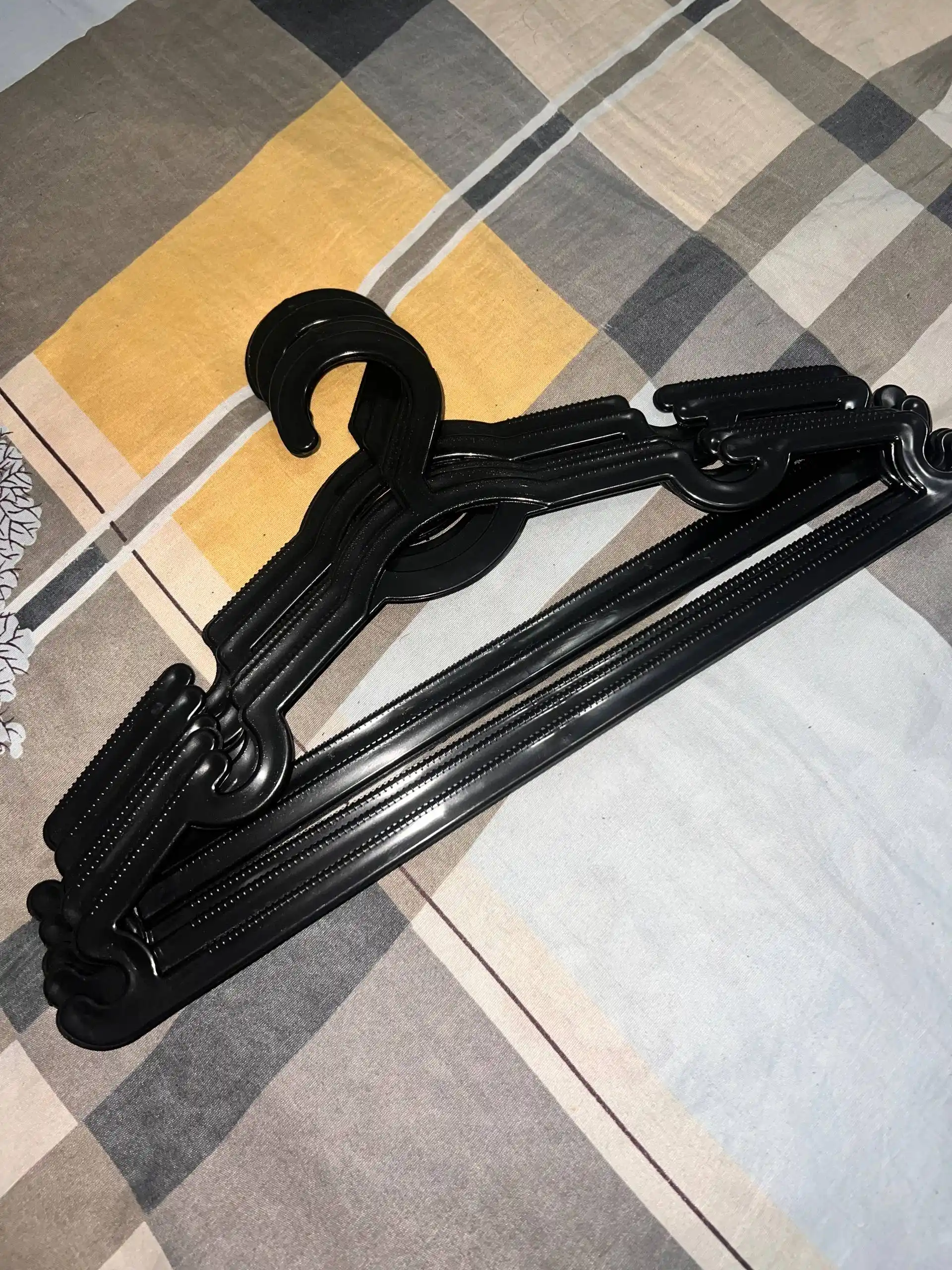 Ustki kiyim va shimlar uchun veshalkalar, plastmassa, tishli veshalka