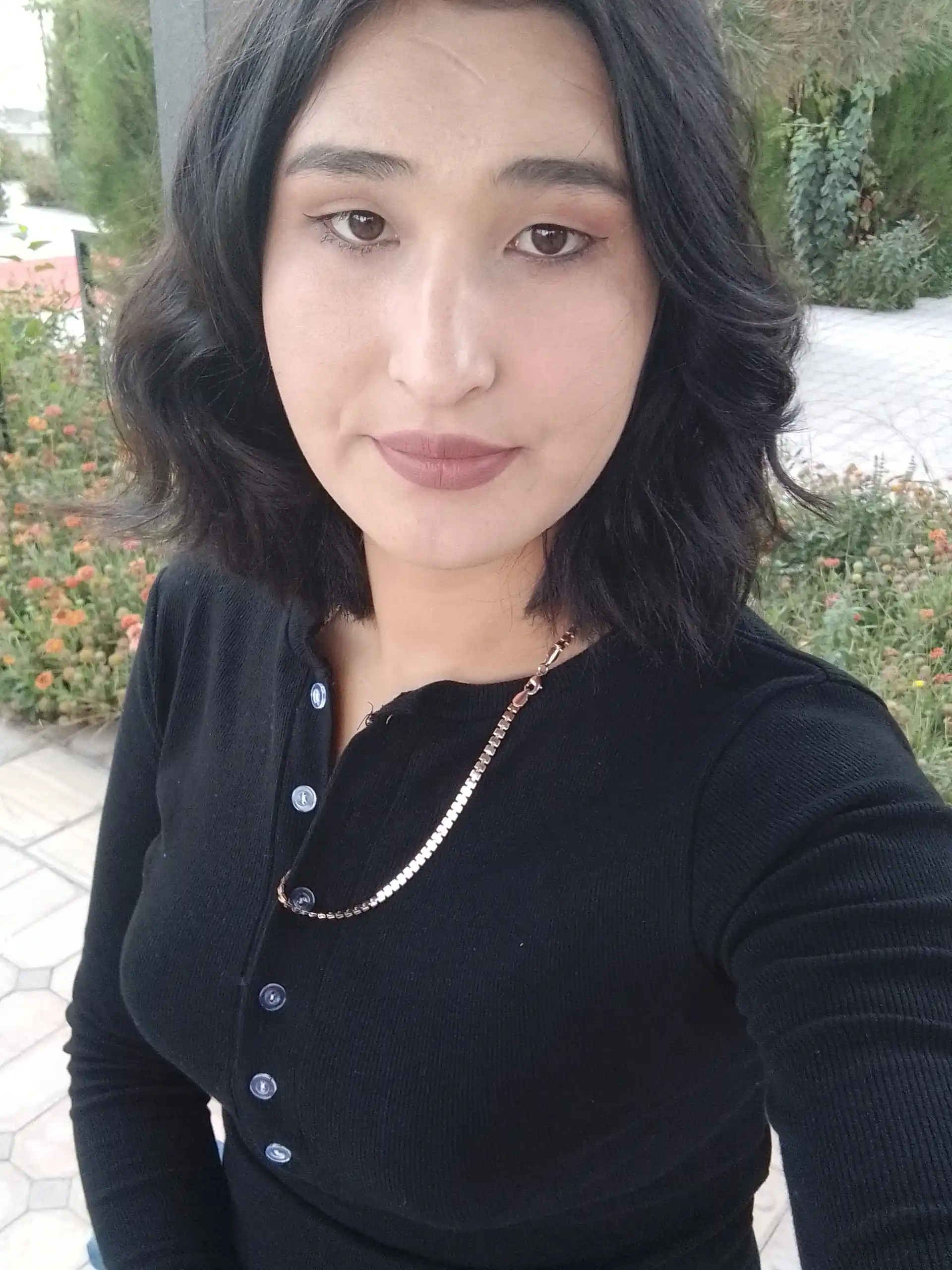 Uzun yengli, tugmali ustki kiyim
