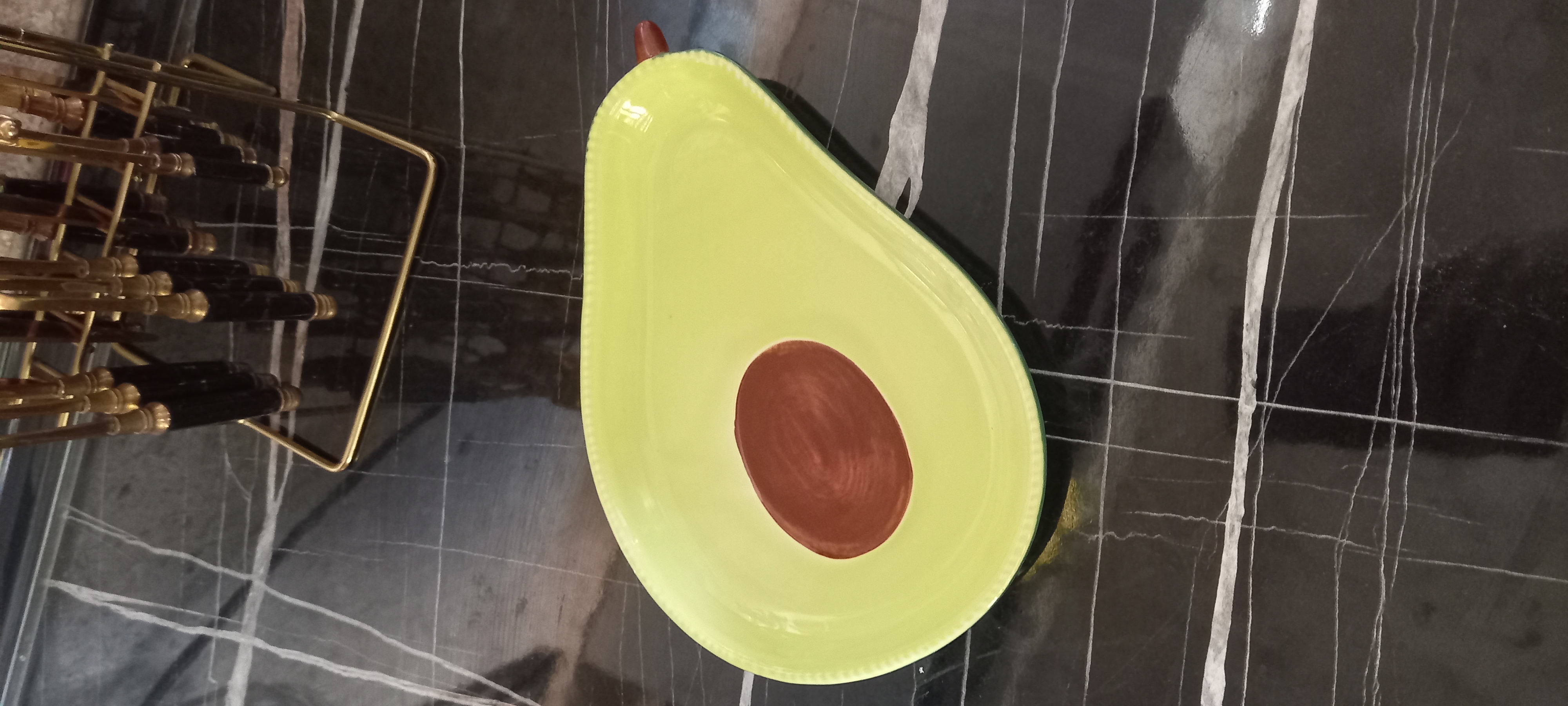 "Avokado" shaklidagi o'rtacha keramik likopcha, 21.5 sm