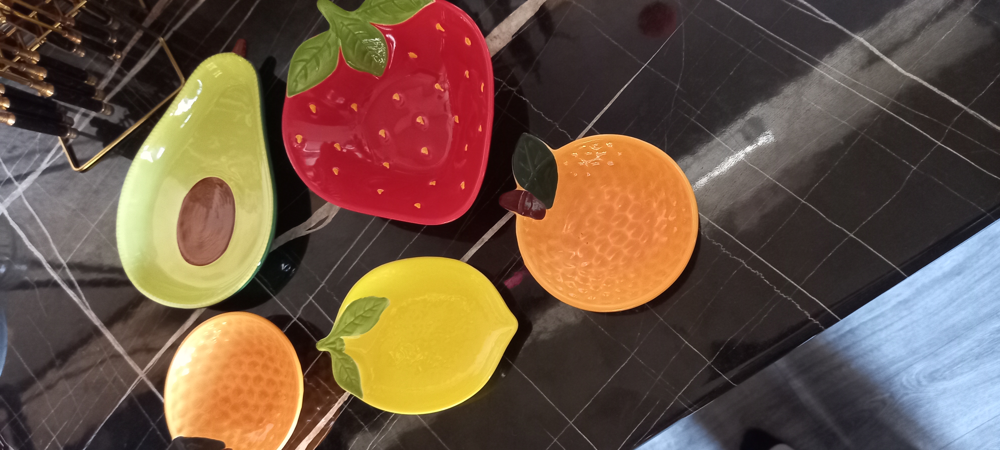 "Avokado" shaklidagi o'rtacha keramik likopcha, 21.5 sm