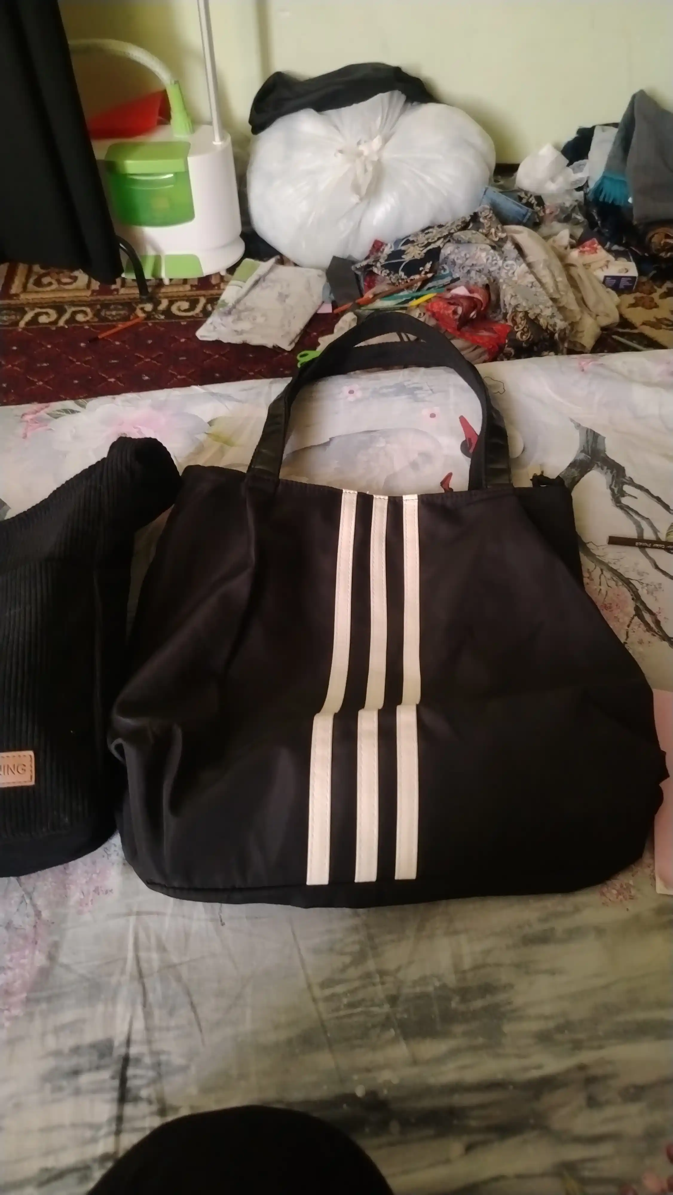 Katta ayollar uchun qora shopper sumka, yelkaga osib taqiladigan, ish va o‘qish uchun, A4