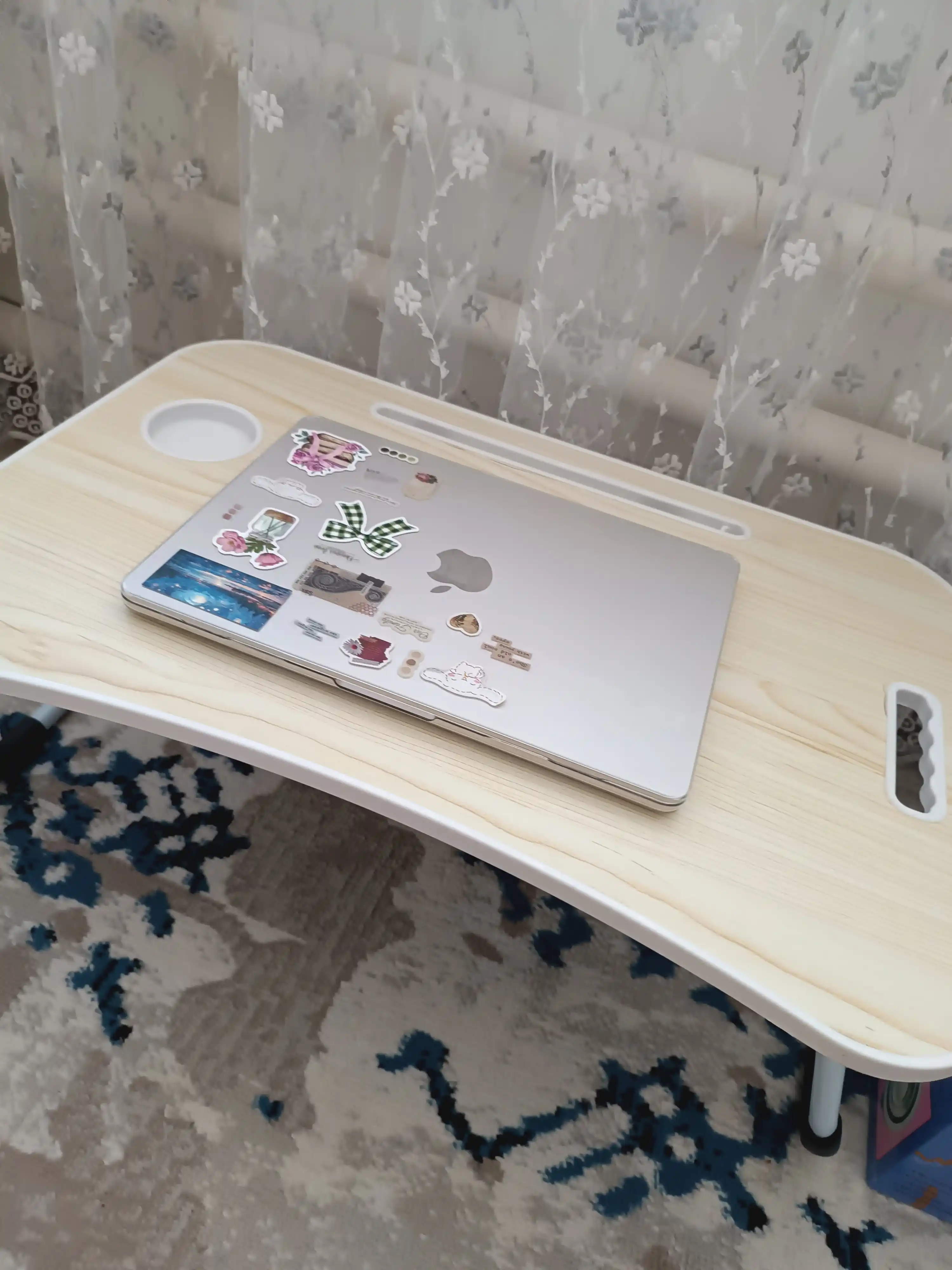 Yig‘iladigan mini-stol, 60×40×28 sm o‘lchamda - planshet va stakan uchun o‘yiq, USB bilan ishlaydigan variant ham mavjud
