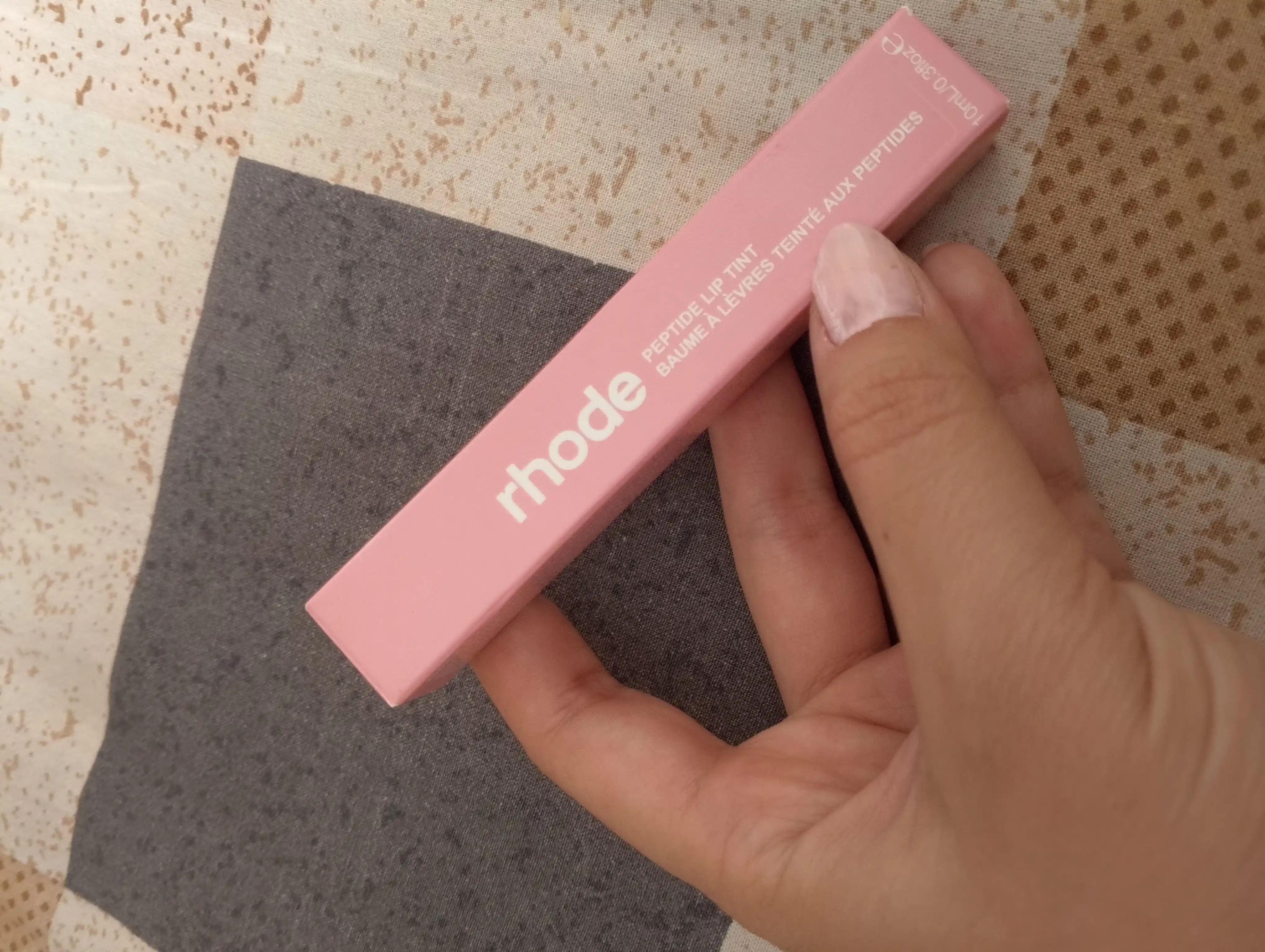 Rhode lablar uchun peptidli blyesk-balsam, namlaydi silliqlik beradi va tabiiy rang beradi