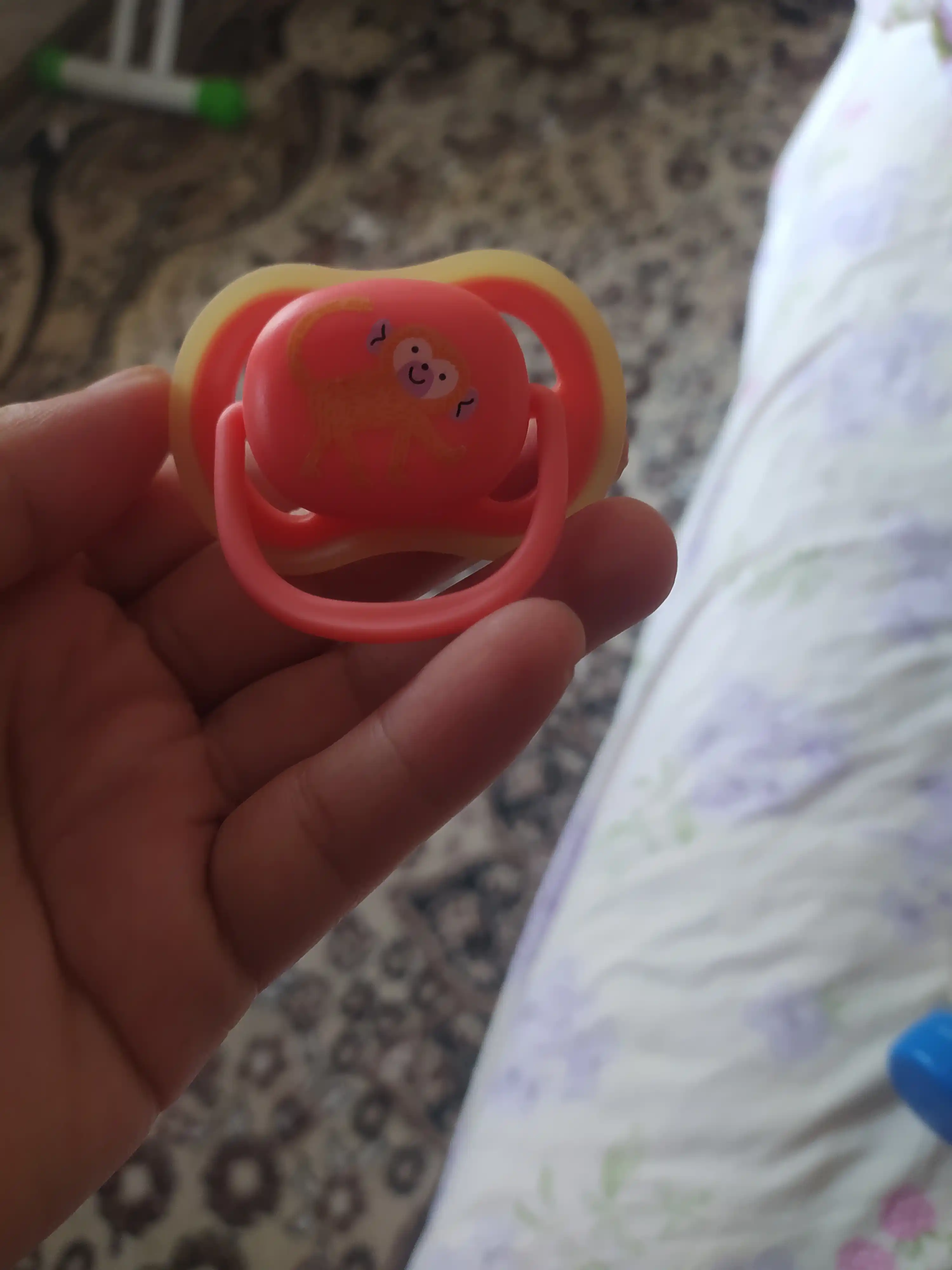 Yorug‘lik beruvchi bo‘sh so‘rg‘ich, silikon Pika, anatomik, 0-12 oylik, fosforli, g‘ilofli