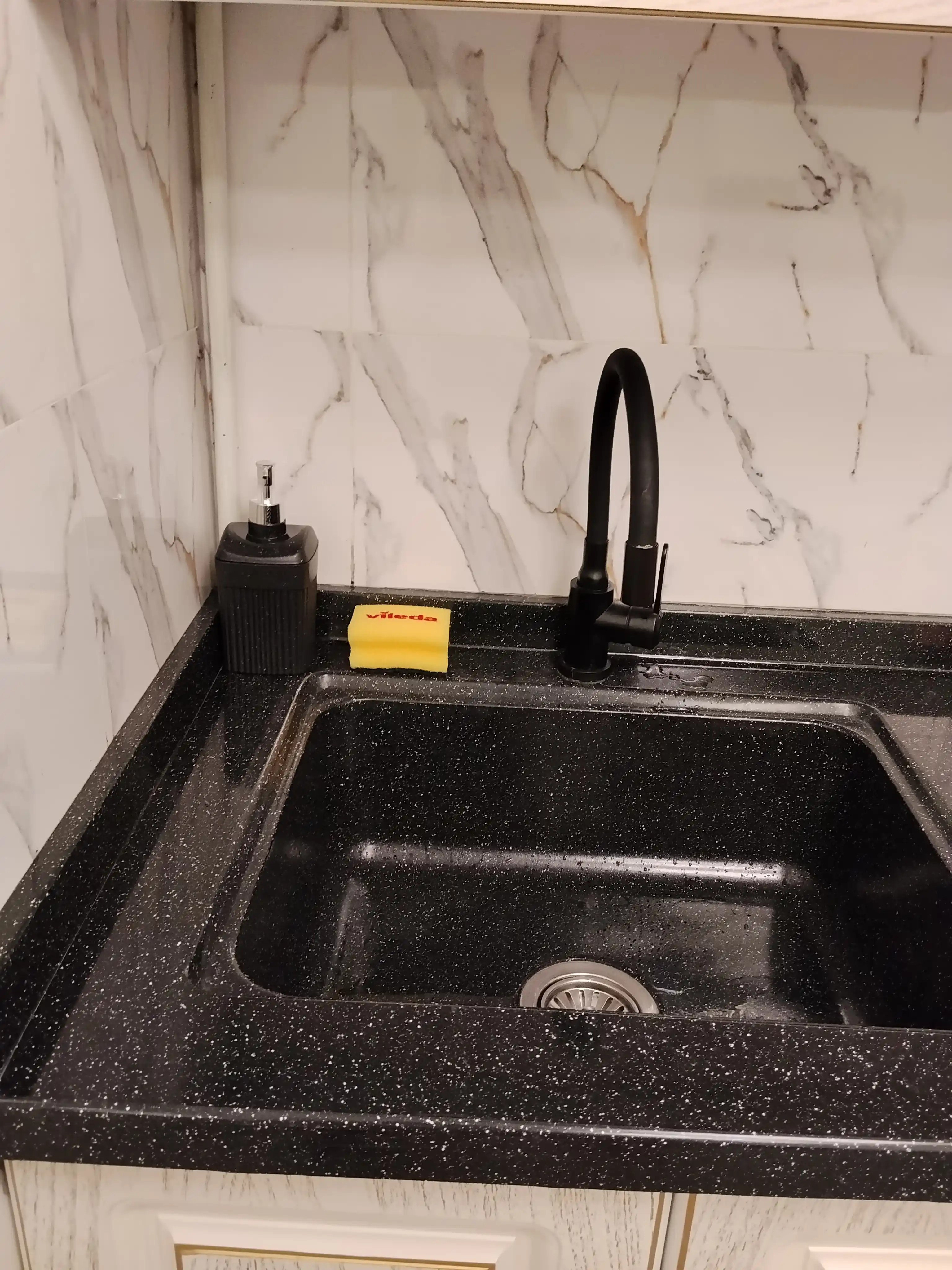 Suyuq sovun uchun dispenser Econova, 650 ml