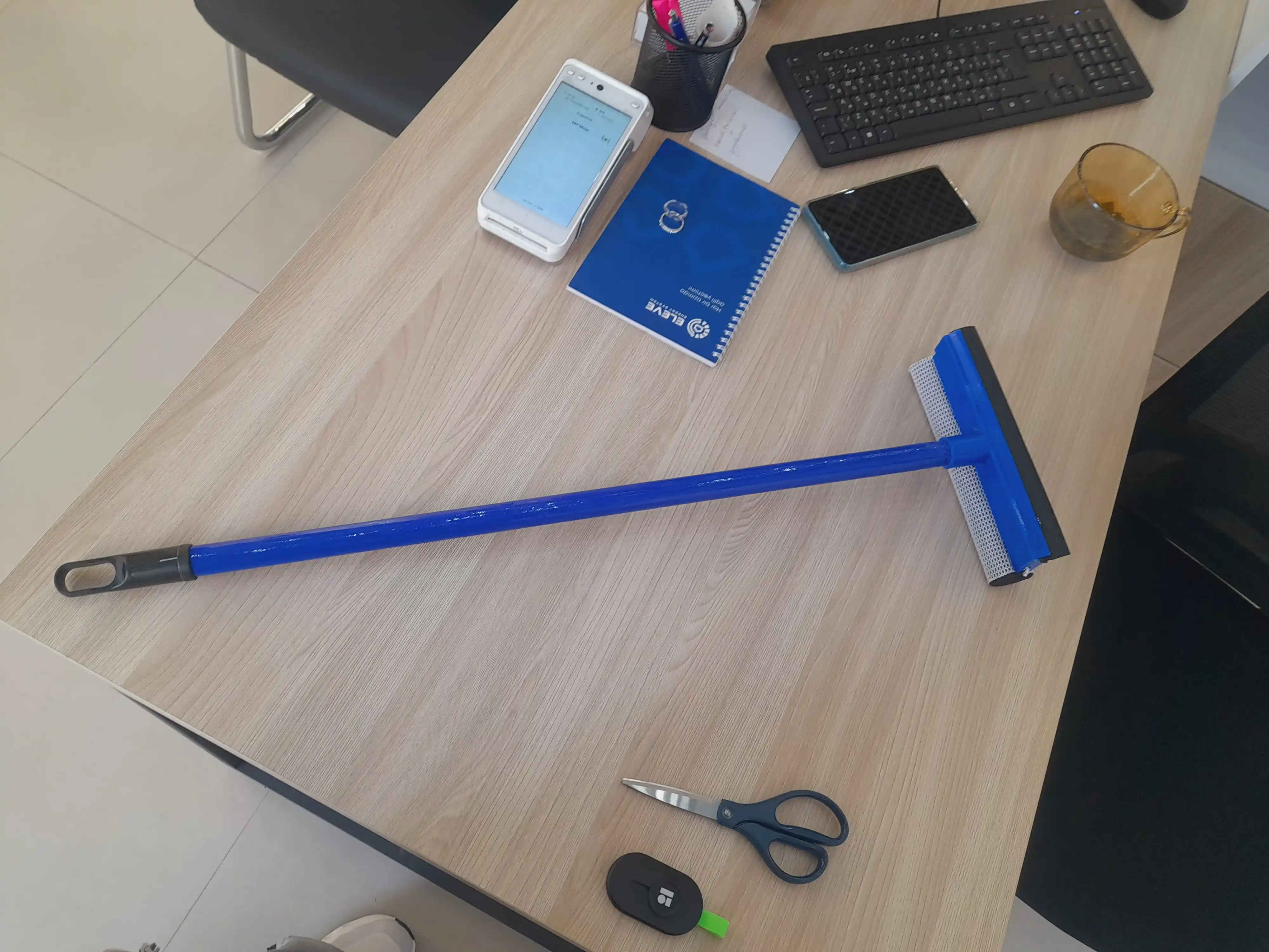 Uchburchak oyna tozalash cho‘tkasi, teleskopik sopli, 2 tomonlama mikrofiber mop