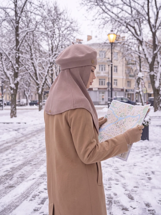 Ayollar qishki to'plami: beret shapka, shapkali romol, shapka sharf