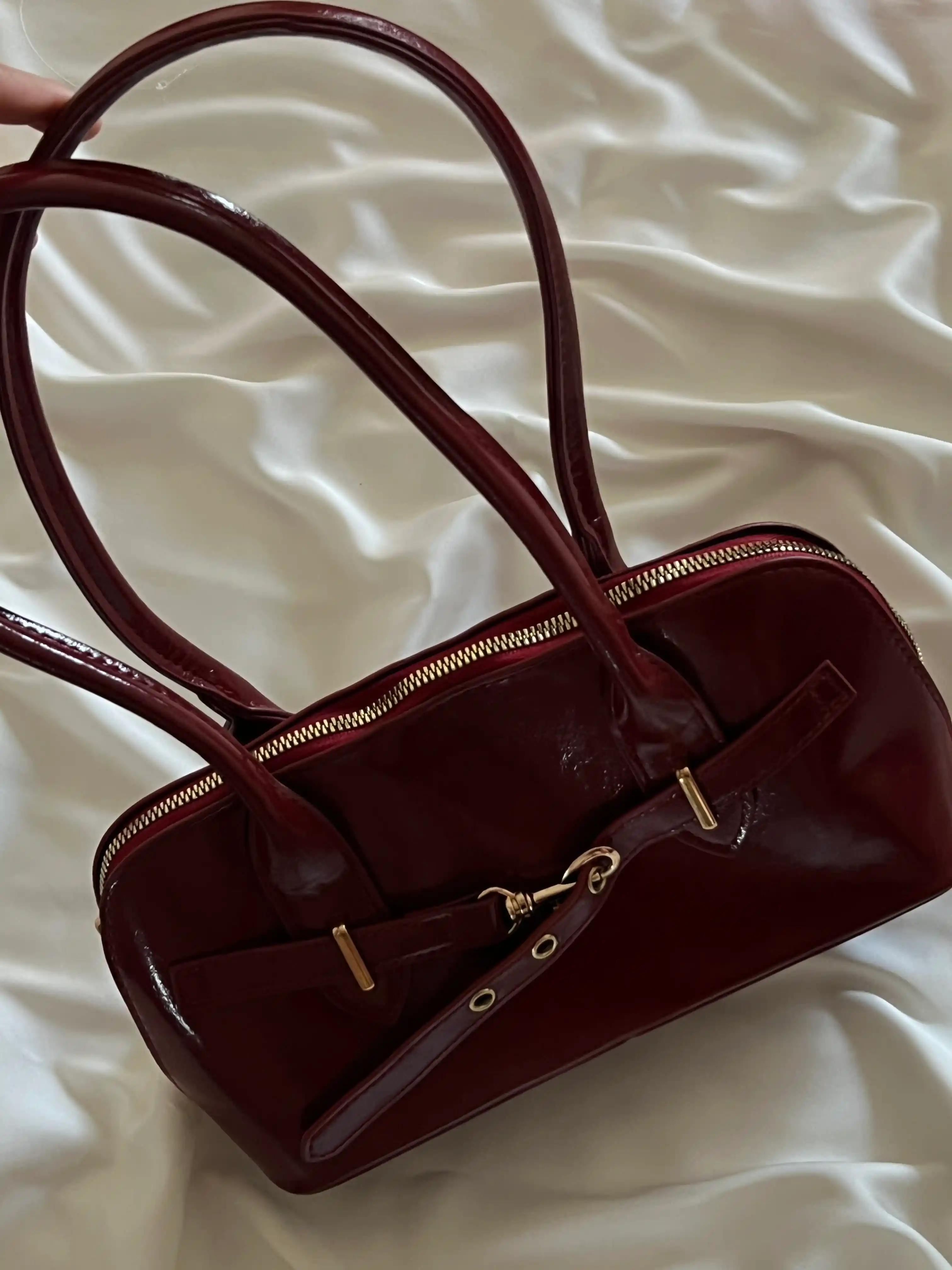 Ayollar sumkasi Jagura eko charm, yelkadan va crossbody taqiladigan, zamokli sumka