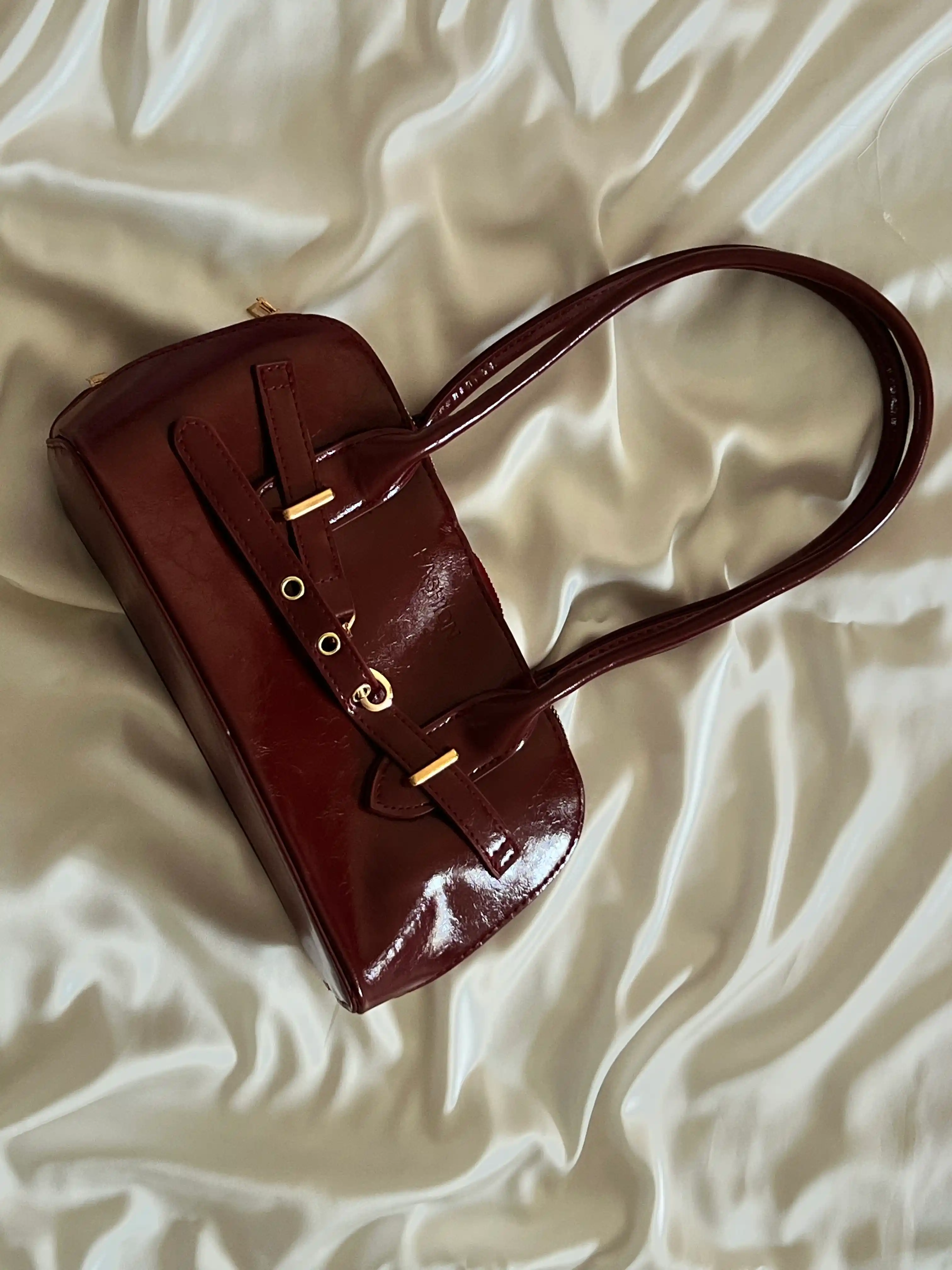 Ayollar sumkasi Jagura eko charm, yelkadan va crossbody taqiladigan, zamokli sumka