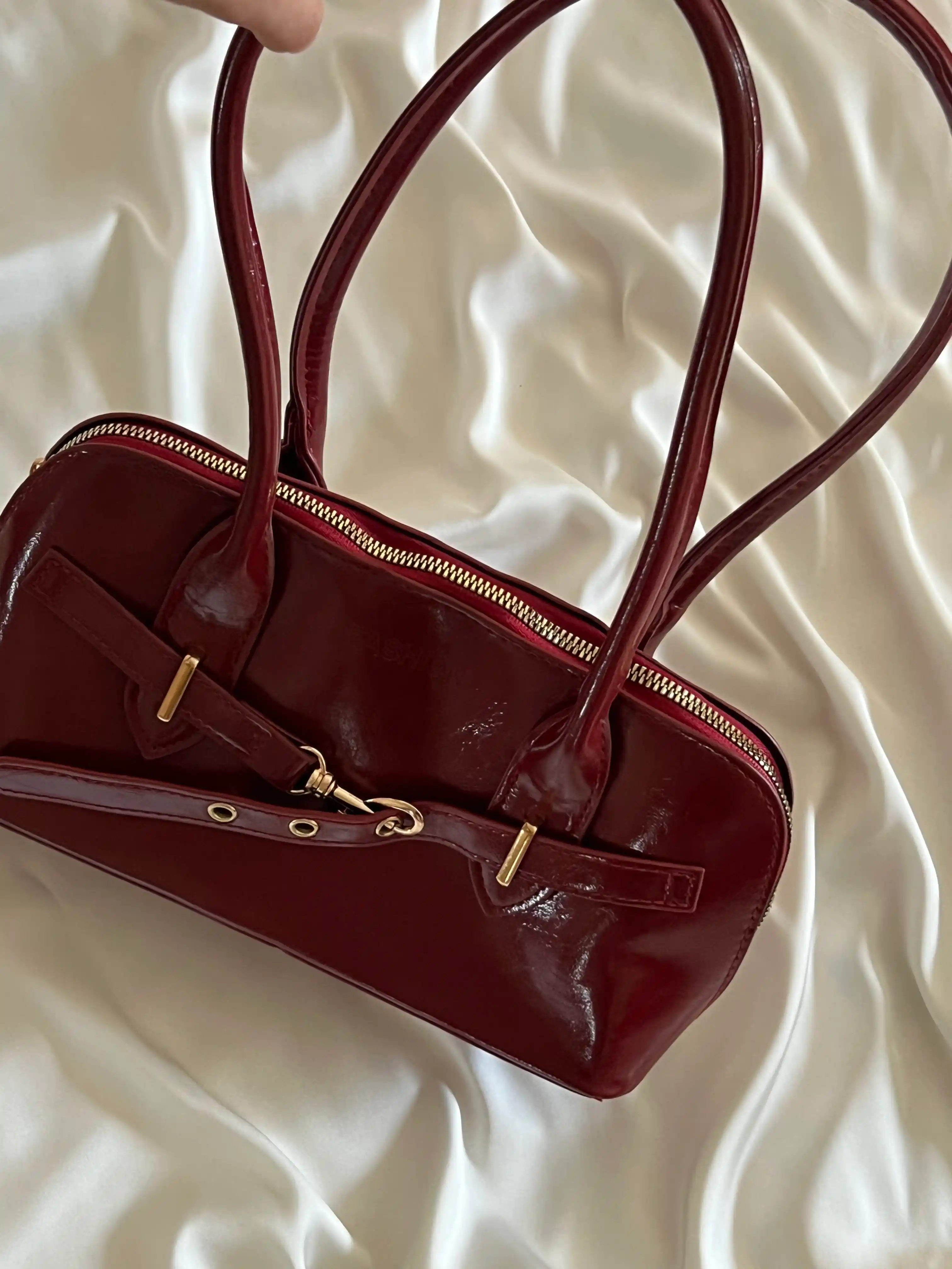 Ayollar sumkasi Jagura eko charm, yelkadan va crossbody taqiladigan, zamokli sumka