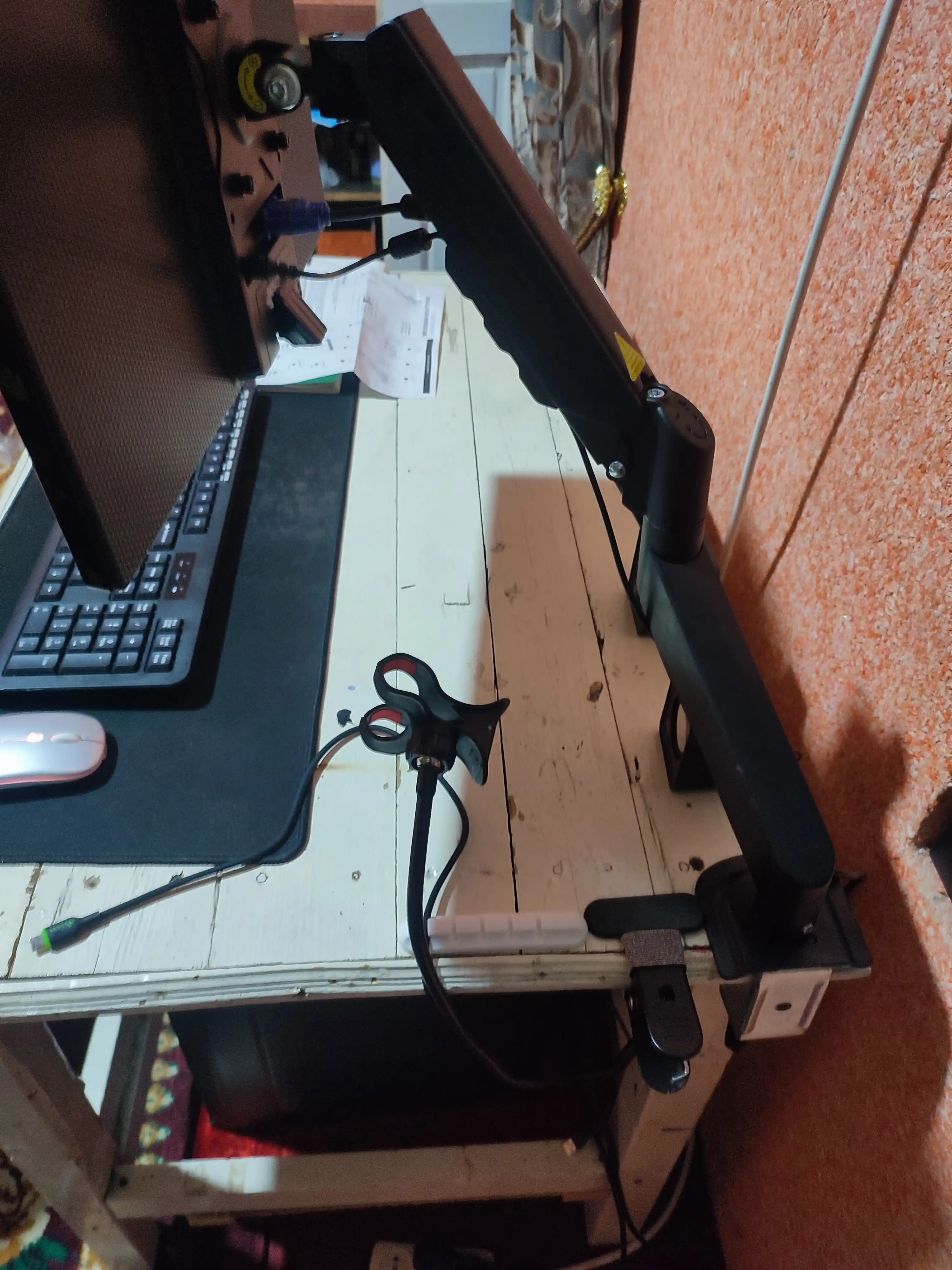 Monitorlar uchun kronshteyn, ekran diagonali 17 - 32, 10 kg F80