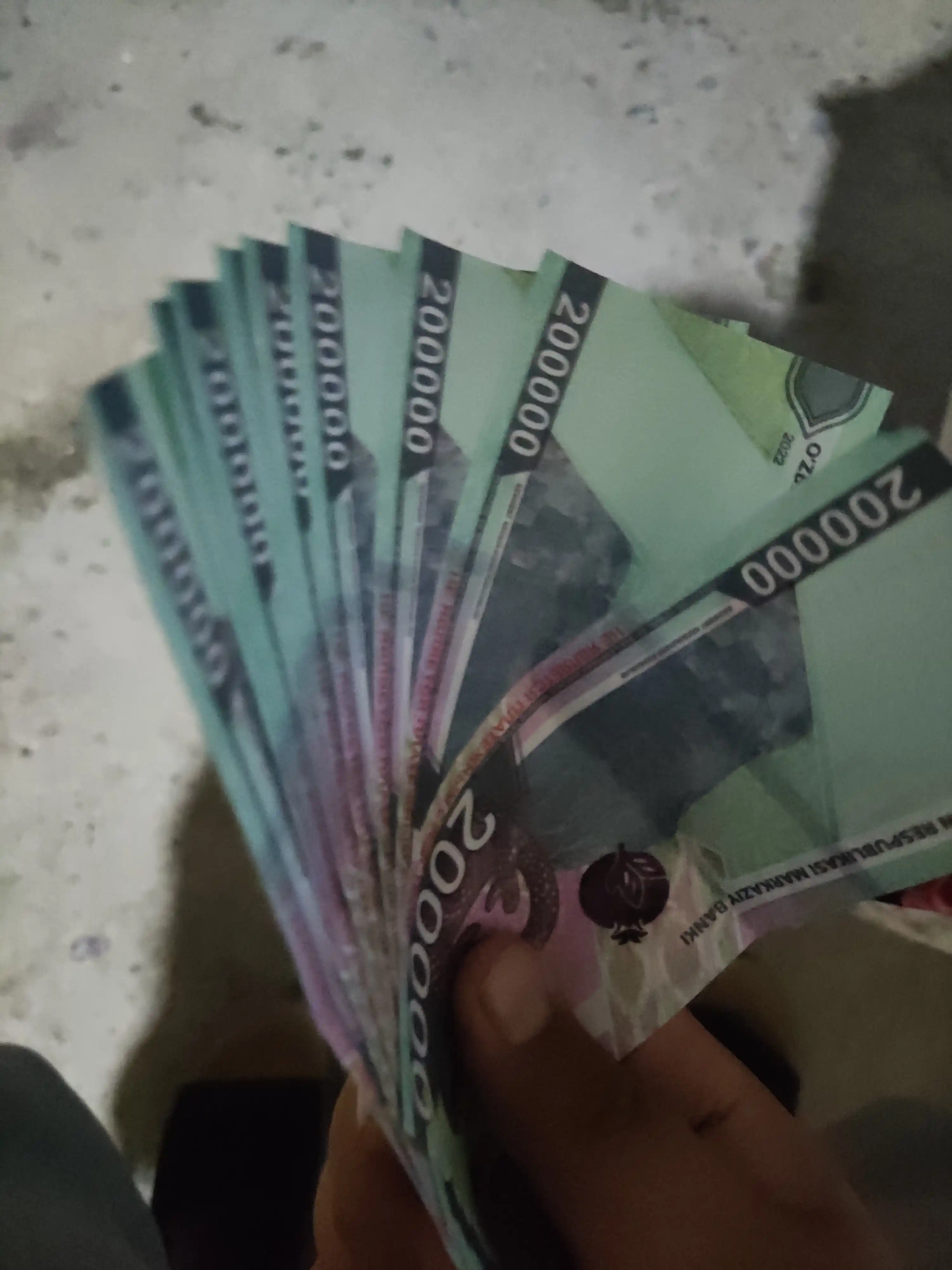 Suvenir pullar, so‘m kupyuralari, 50 ming, 100 mimg, 200 ming